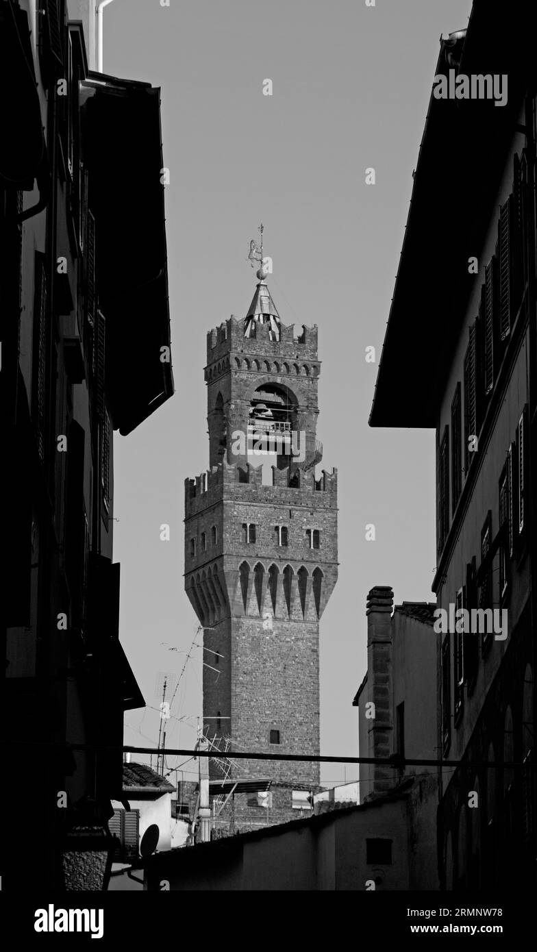 Der Turm des Palazzo Vecchio auf der Piazza Della Signoria in Florenz, Italien, August 2023, Stockfoto