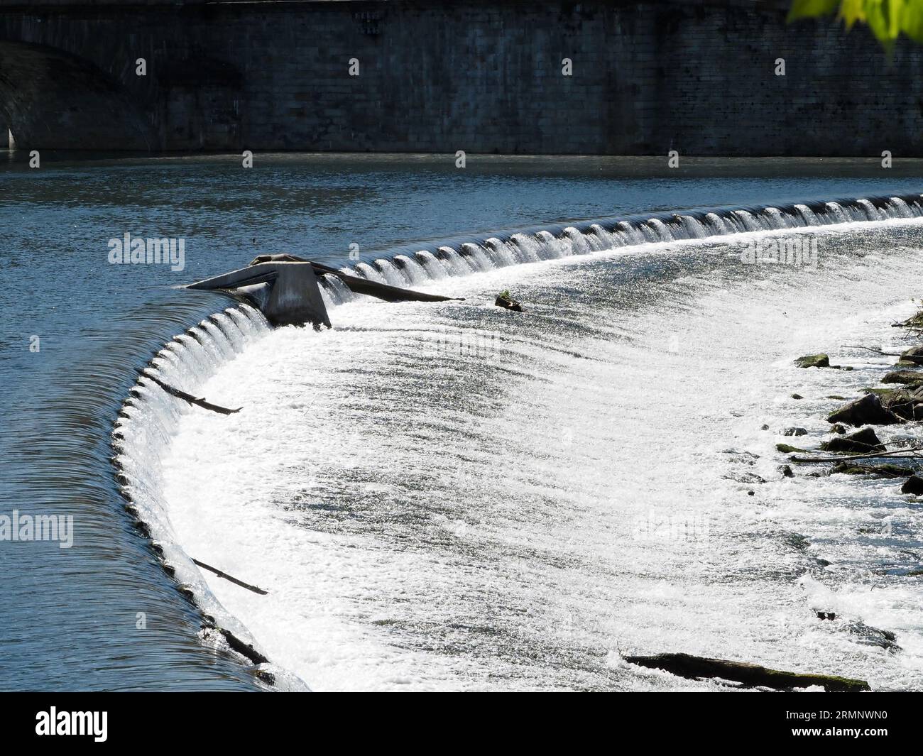 Das Wehr unterhalb der Ponte Vittorio Emanuele Turin Stockfoto