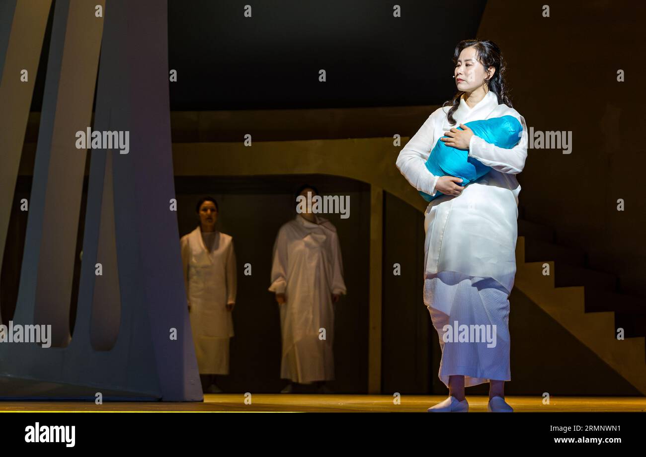 Szene aus der Show Trojan Women Korean Opera, Edinburgh Internationa Festival, Schottland, Großbritannien Stockfoto