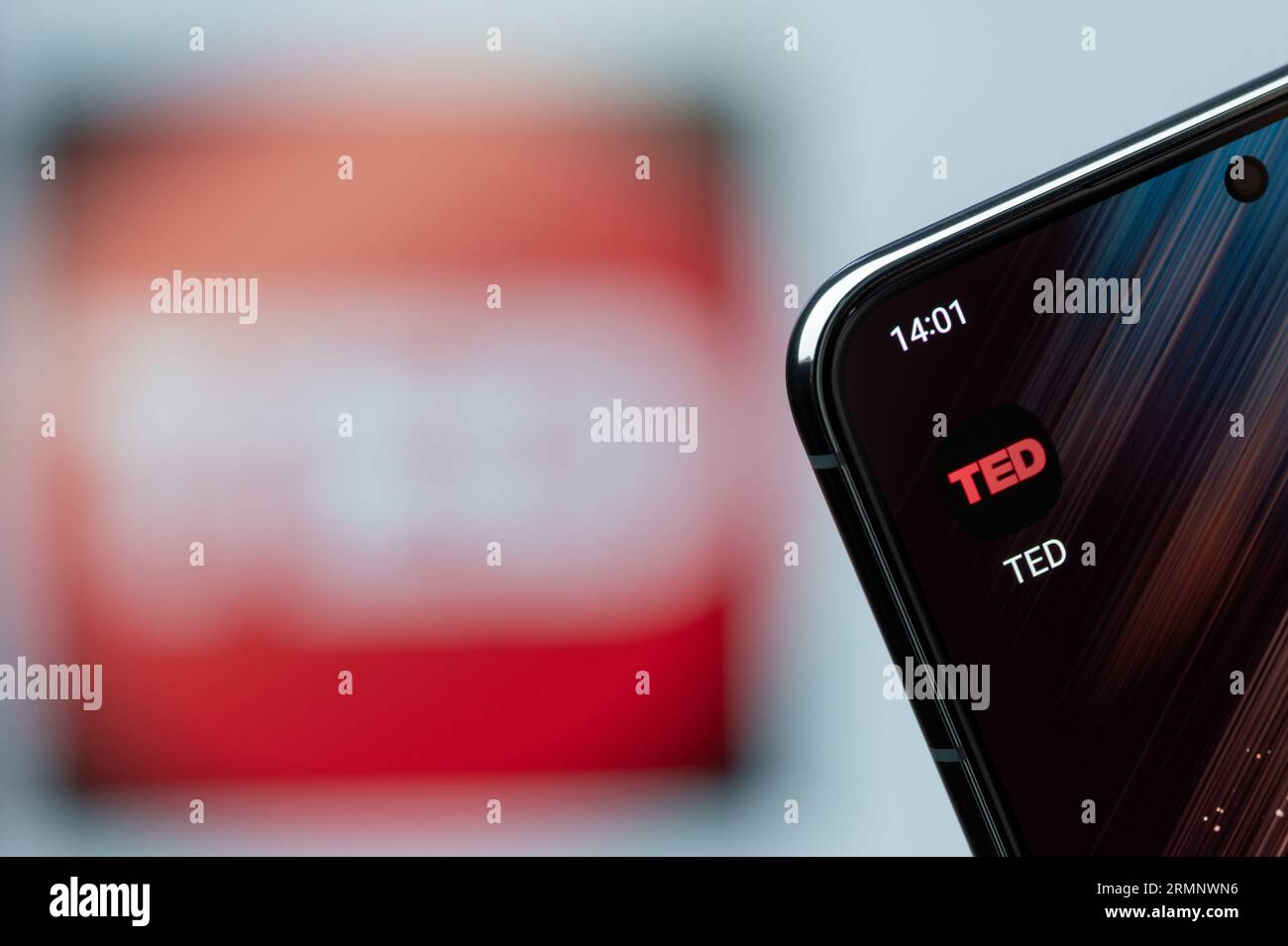 New York, USA - 21. August 2023: Verwendung der TED-App auf dem Smartphone-Bildschirm Nahaufnahme mit verschwommenem Logo-Hintergrund Stockfoto