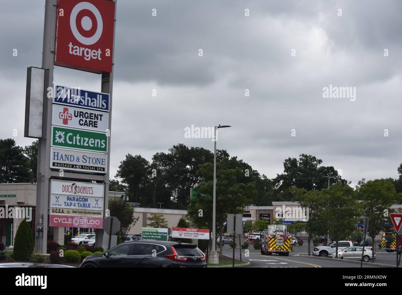 Clark, Usa. 29. August 2023. Polizeipräsenz bei Target aufgrund einer Bombendrohung. Die Behörden reagierten auf eine Bombendrohung bei Target in Clark, New Jersey, am Dienstagmorgen. Kunden und Mitarbeiter wurden aus dem Geschäft geführt, während die Polizei Ermittlungen durchführte. Bombendrohungen ereigneten sich am Dienstag in mehreren bundesstaaten der Vereinigten Staaten von Amerika, die zahlreiche Orte betrafen. Quelle: SOPA Images Limited/Alamy Live News Stockfoto