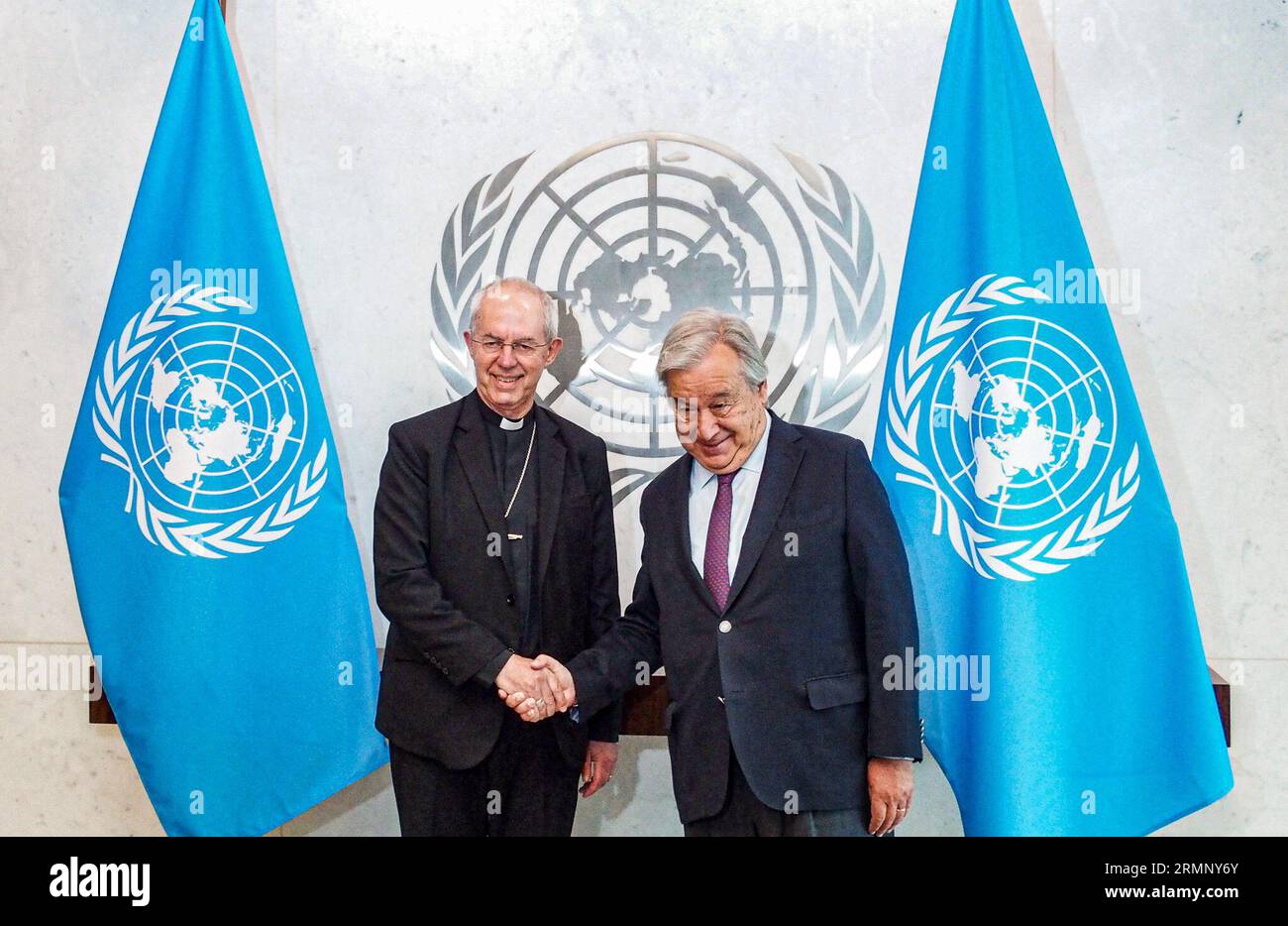 New York, New York, USA. 29. August 2023. Der Erzbischof von Canterbury, Reverend JUSTIN WELBY, gibt dem UN-Generalsekretär ANTONIO GUTERRES im Hauptquartier der Vereinten Nationen die Hand. Der Erzbischof unterrichtete den UN-Sicherheitsrat über die Eröffnung einer Debatte über Mediation und Konfliktlösung. (Bild: © Bianca Otero/ZUMA Press Wire) NUR REDAKTIONELLE VERWENDUNG! Nicht für kommerzielle ZWECKE! Stockfoto