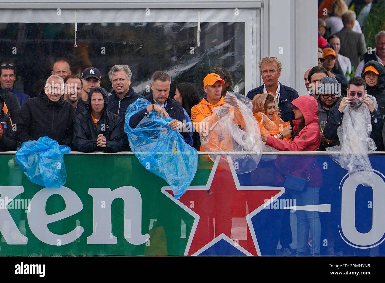Paddock Club-Fans legen beim HEINEKEN DUTCH GRAND PRIX 2023 am 27. August CM.com auf dem Circuit Zandvoort in den Niederlanden Regenponchos an 2023 Stockfoto