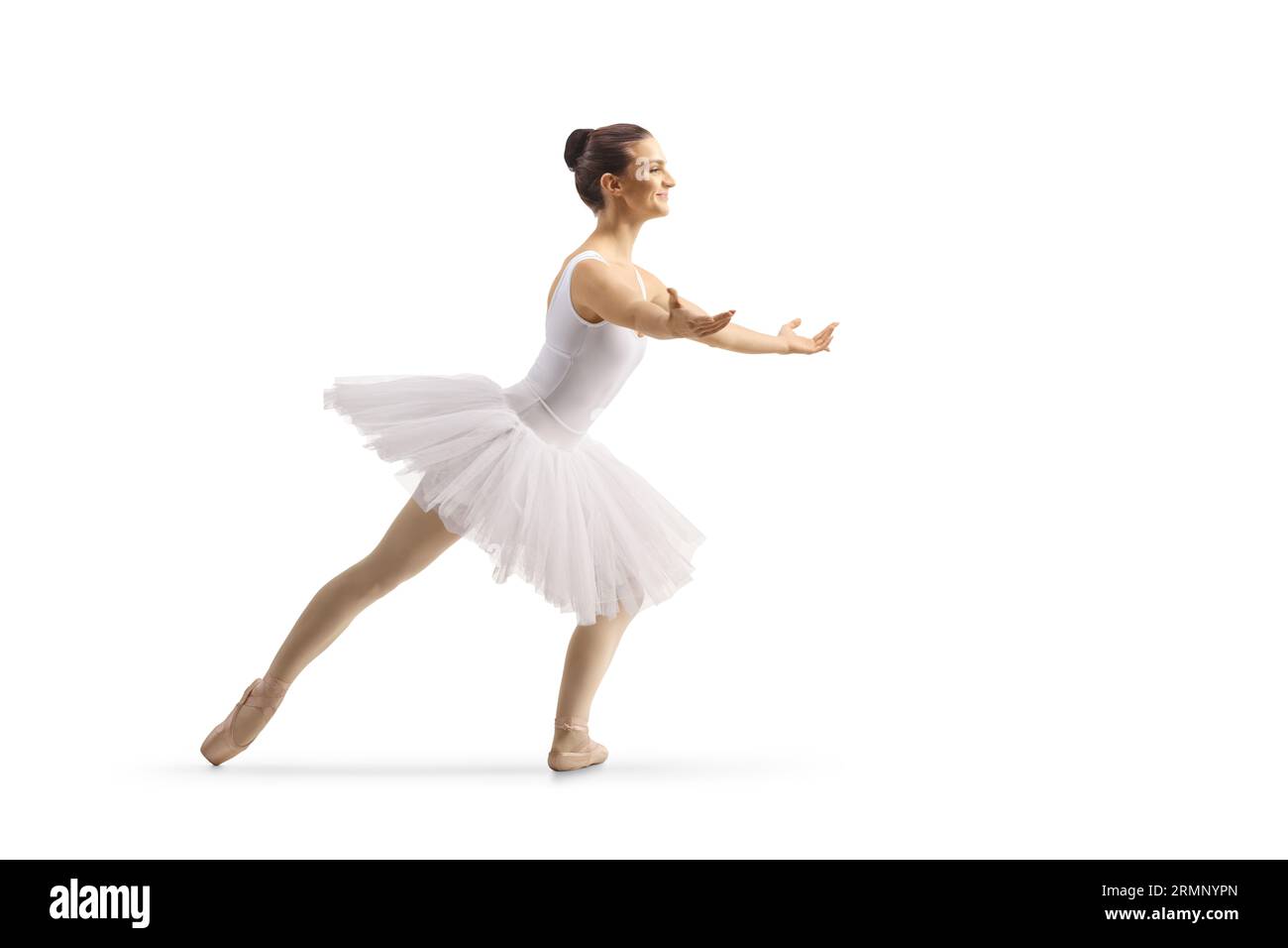 Profilaufnahme einer Ballerina in einem weißen Tutu-Kleid, die isoliert auf weißem Hintergrund tanzt Stockfoto