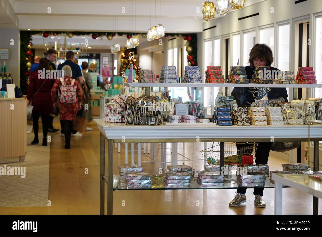 London, Großbritannien - 29. Oktober 2022: Käufer kaufen Weihnachtsgeschenke bei Fortnum und Mason in London Stockfoto