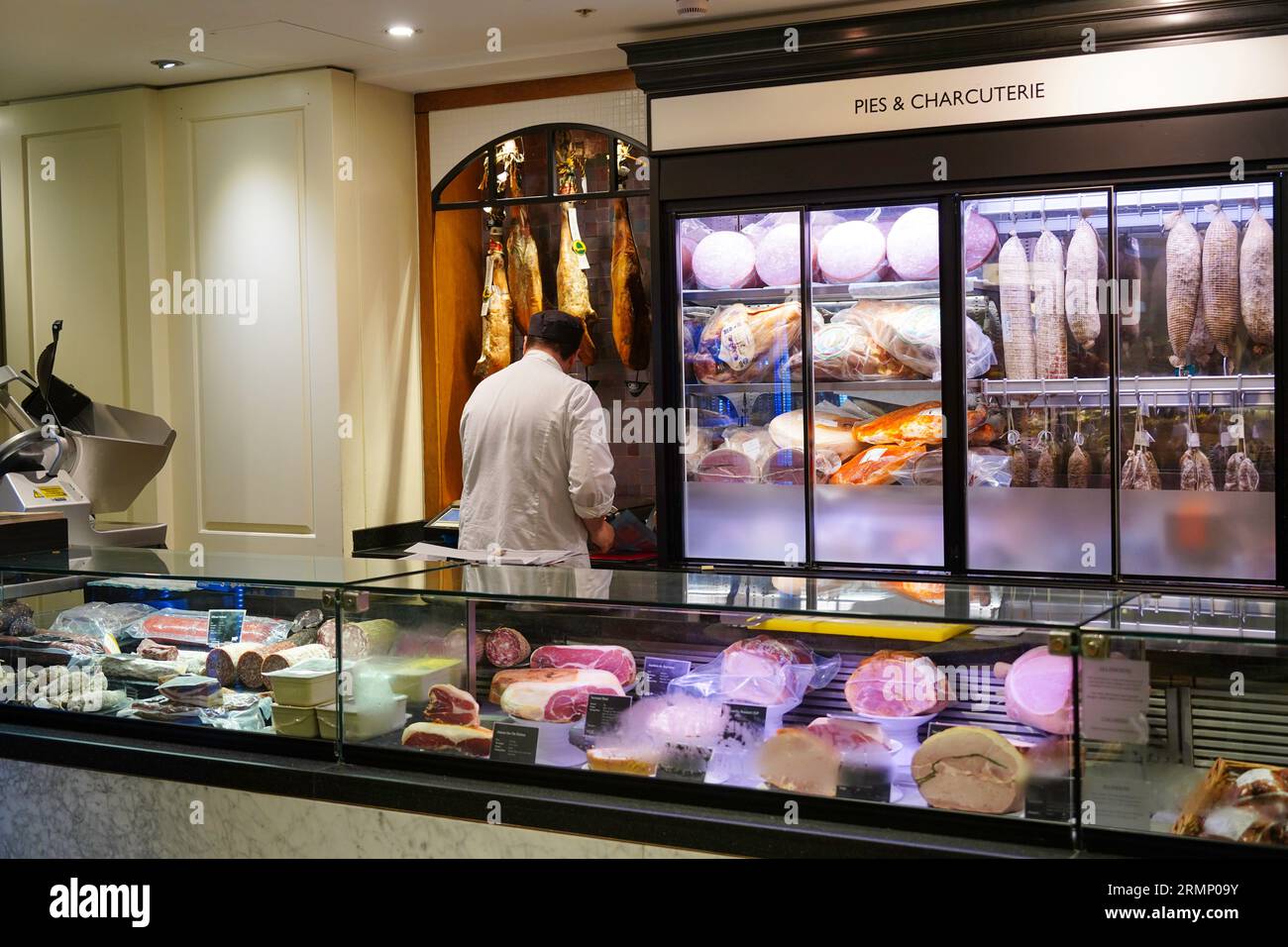London, Großbritannien - 29. Oktober 2022: Verkauf von Wurstwaren, Torten und Wurstwaren bei Fortnum and Mason in London Stockfoto