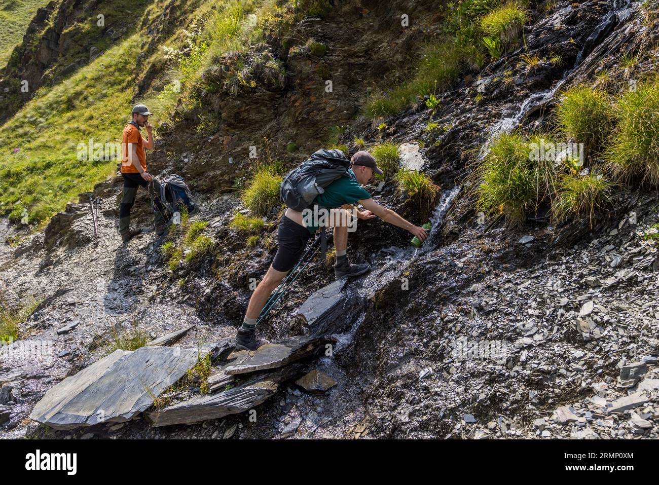 Wanderweg durch Tusheti, Georgia. Es lohnt sich, die Wasserversorgung an den vielen Quellen aufzufüllen Stockfoto
