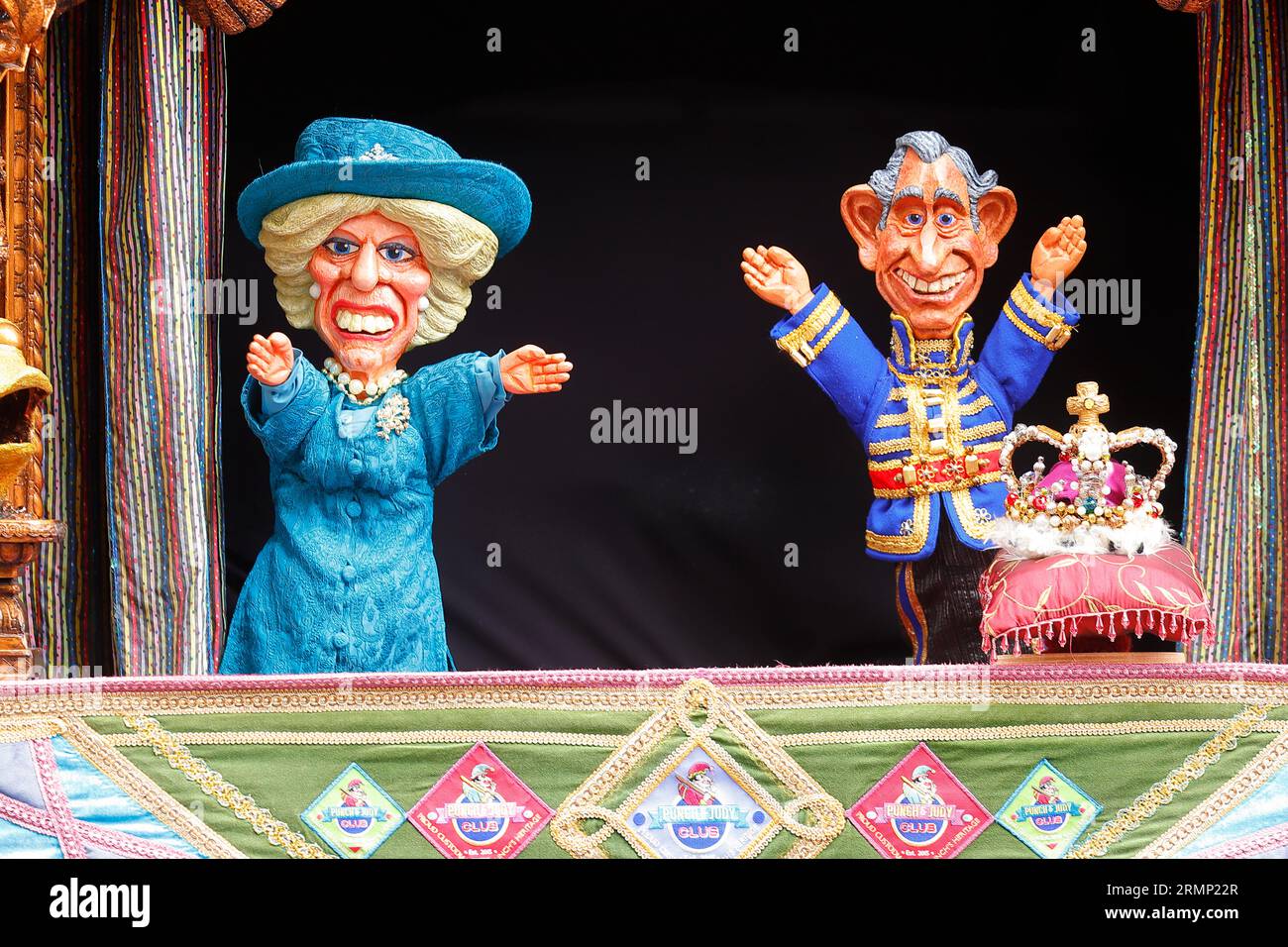 Eine Punch & Judy-Show mit King Charles III. In der Touristenattraktion Heights of Abraham in Matlock, Derbyshire, Großbritannien Stockfoto