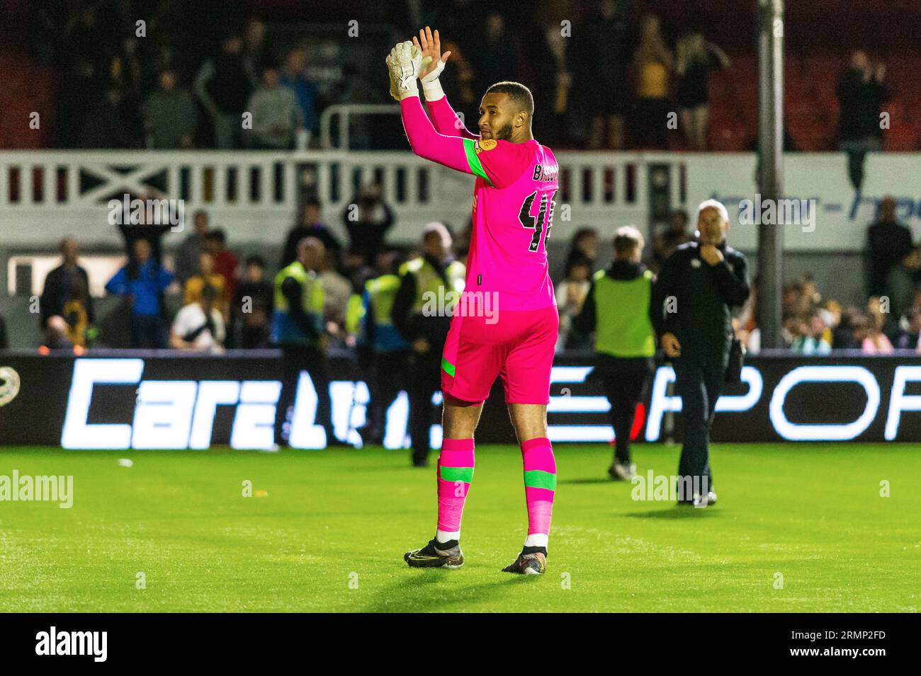 Rodney Parade, Newport, Großbritannien. 29. August 2023. EFL Carabao Cup Football, Newport County gegen Brentford; Brentfords Torhüter Ellery Balcombe feiert den Sieg. Credit: Action Plus Sports/Alamy Live News Stockfoto