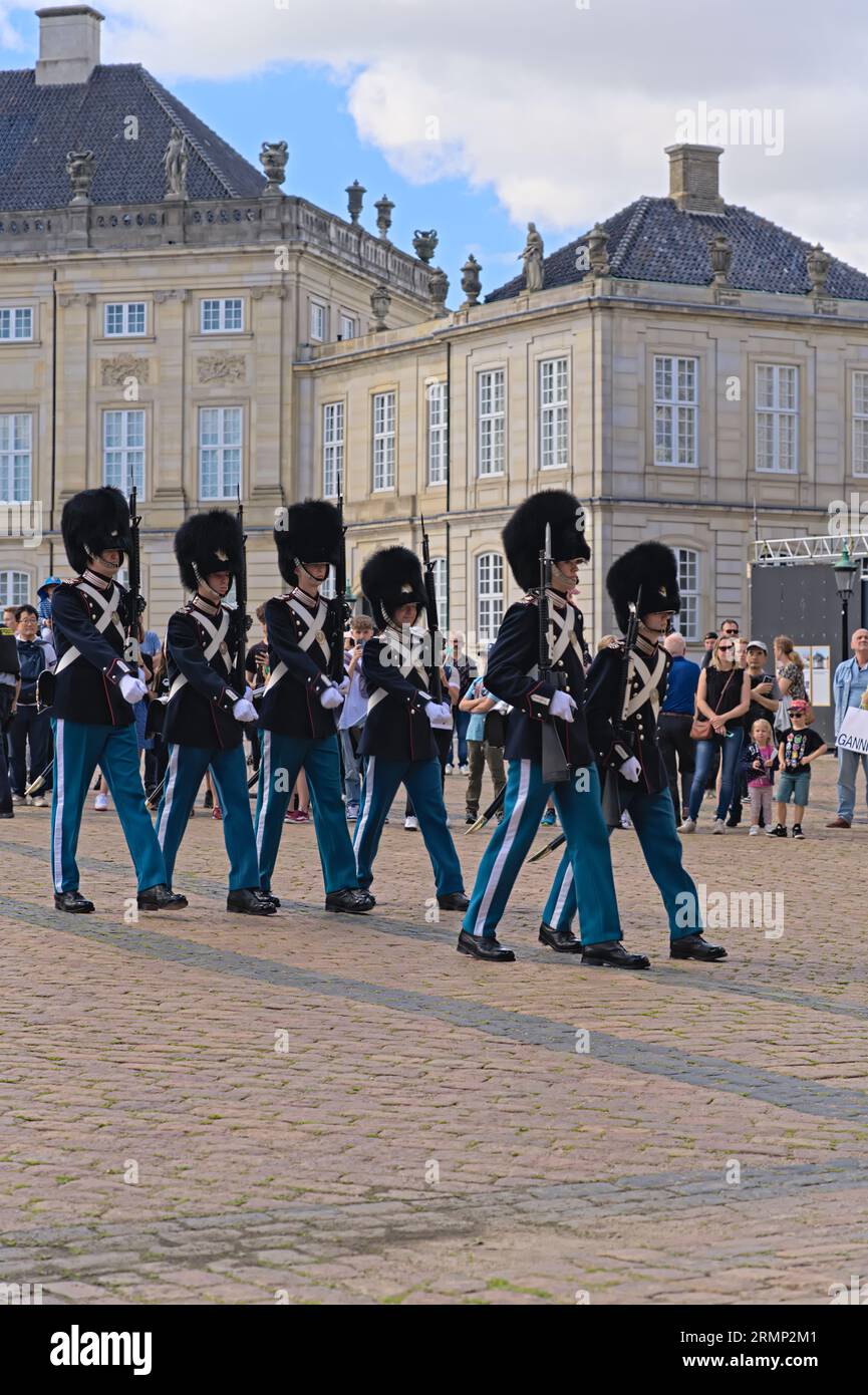 Einheit der Royal Life Guards, die in der Reihe marschiert und die abgehende Wache am Posten entlastet. Wachwechsel im Schloss Amalienborg in Kopenhagen i. Stockfoto