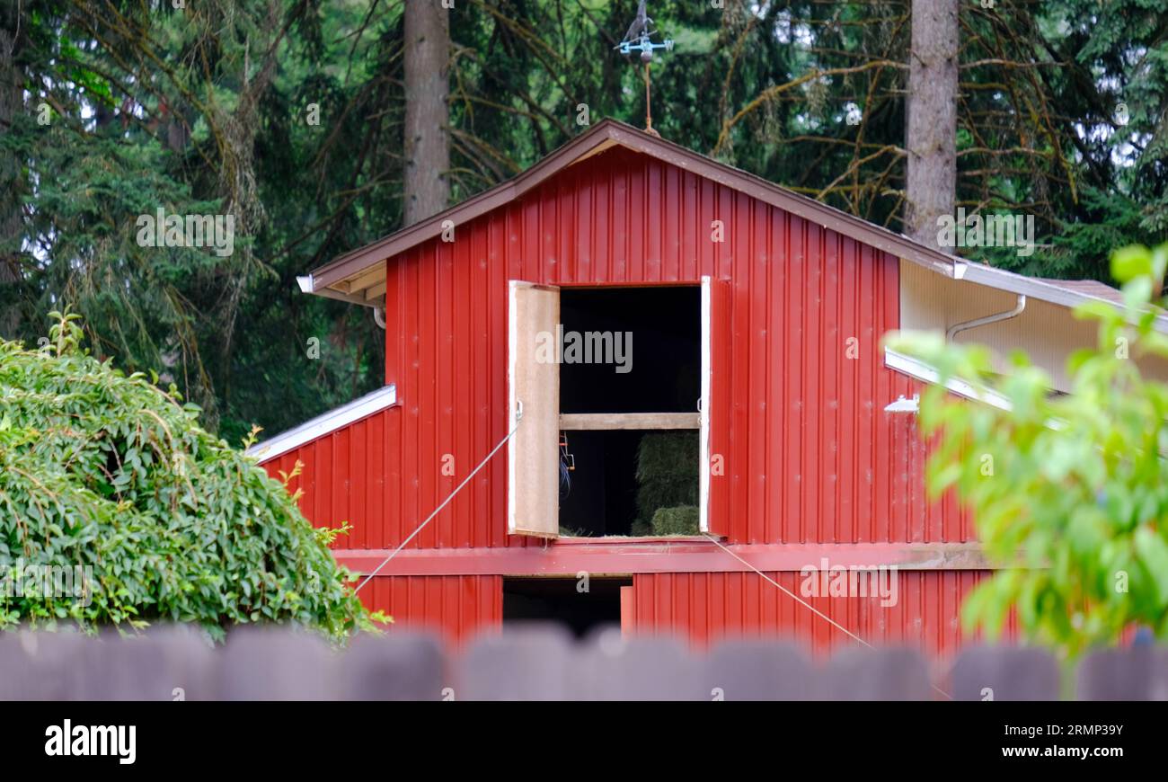 Die Rote Scheune mit offenen Türen Stockfoto