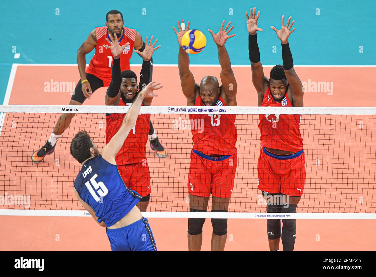 Adrian Arredondo, Robertlandy Simon, Marlon Yant (Kuba); Daniele Lavia (Italien). Volleyball-Weltmeisterschaft 2022. Achtelrunde Stockfoto