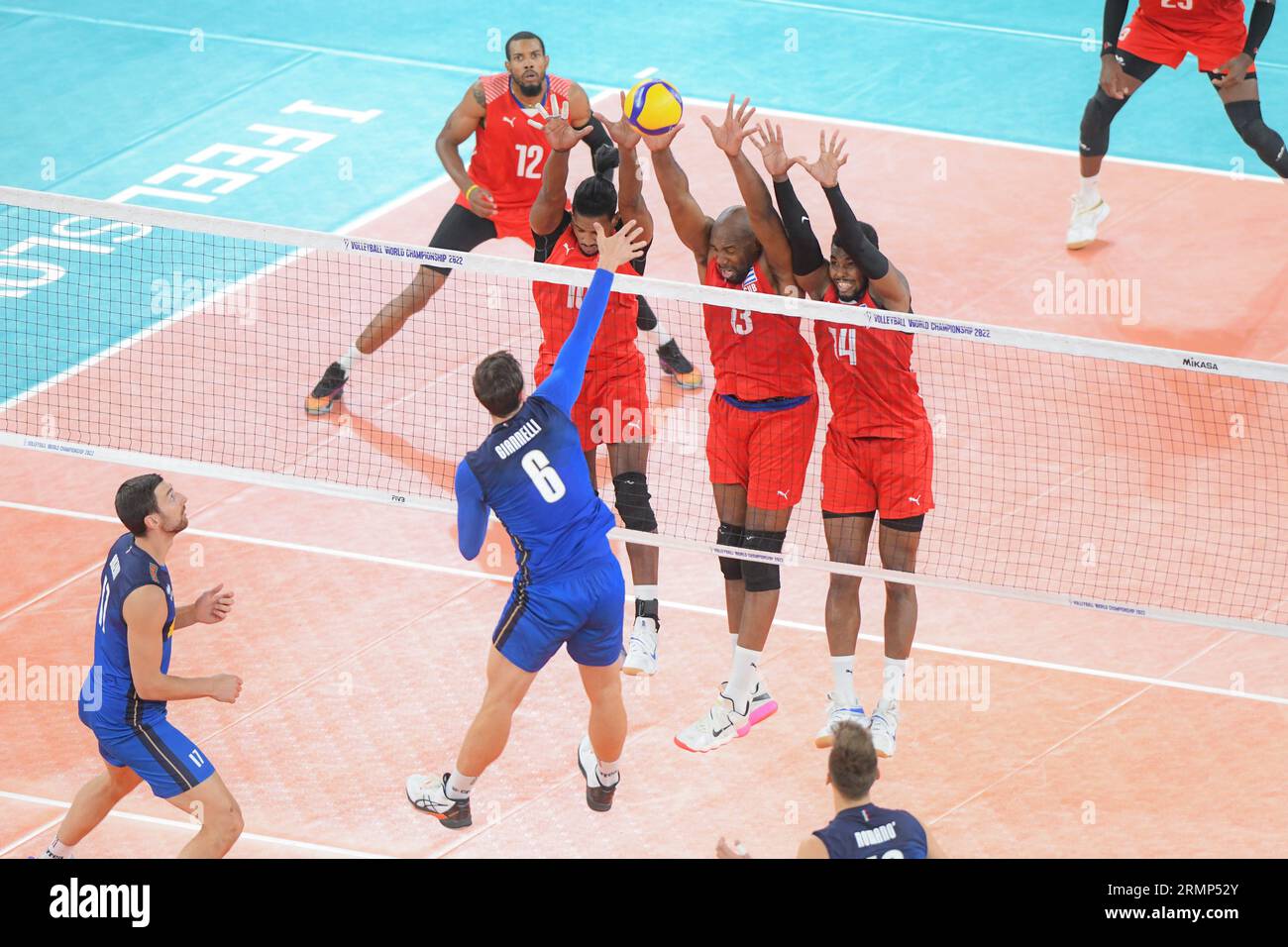 Adrian Arredondo, Robertlandy Simon, Miguel Guitiérrez (Kuba); Simone Giannelli (Italien). Volleyball-Weltmeisterschaft 2022. Achtelrunde Stockfoto