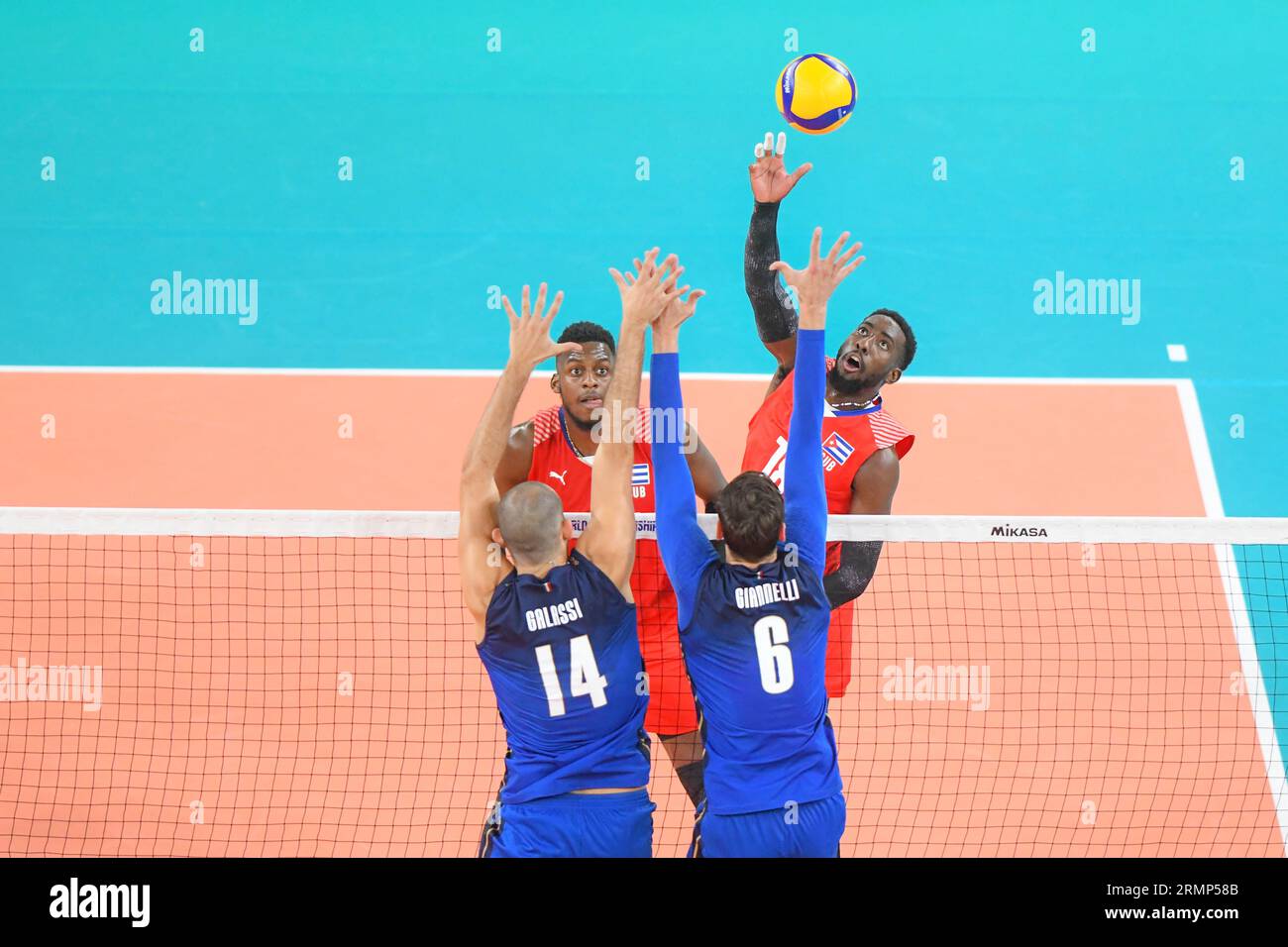 Miguel Angel Lopez Castro (Kuba); Gianluca Galassi, Simone Giannelli (Italien). Volleyball-Weltmeisterschaft 2022. Achtelrunde Stockfoto