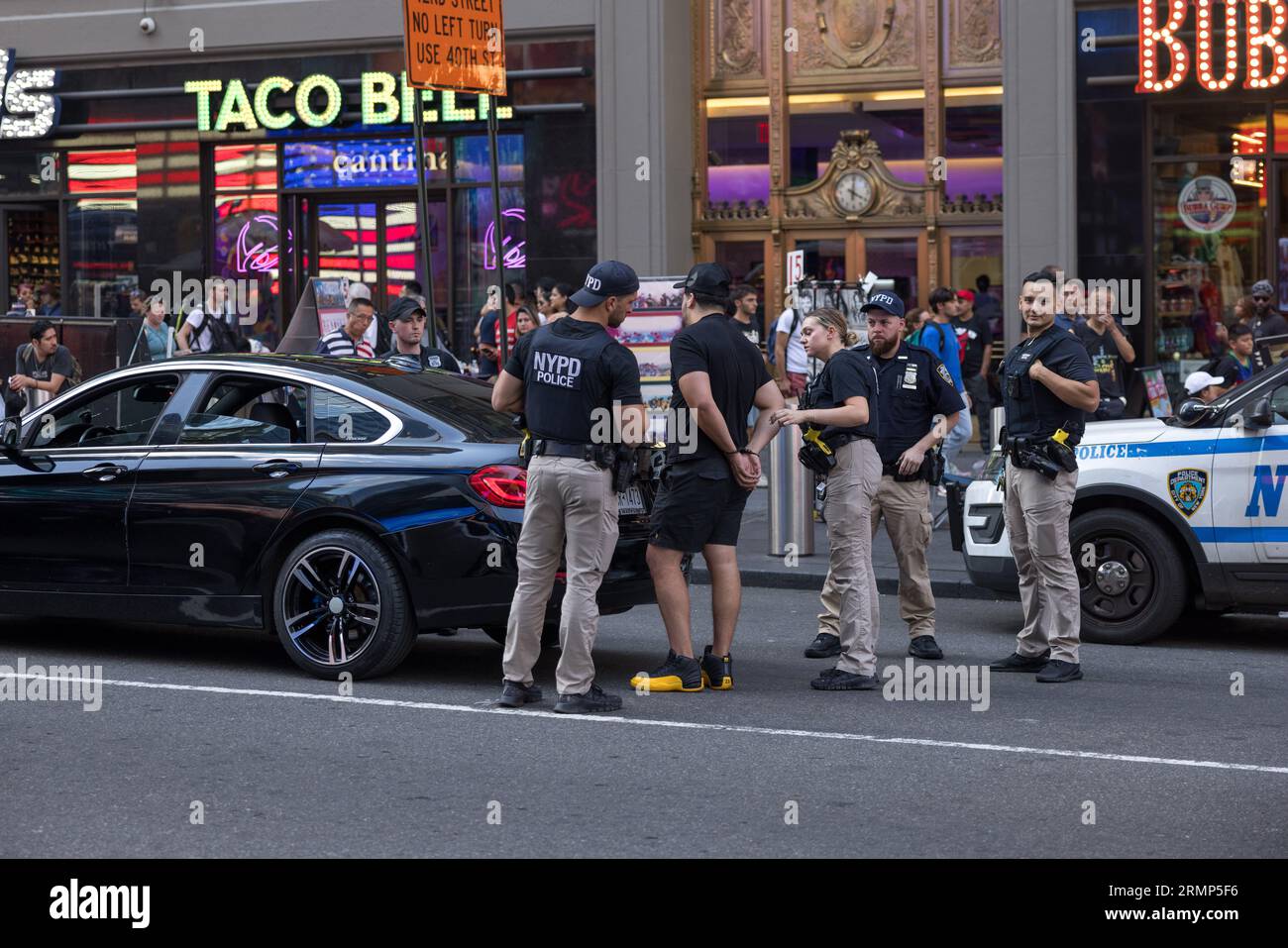 Die Polizei von New York (NYPD) führt eine Inspektion (Blitz) durch, um gestohlene Fahrzeuge und Motorräder oder ohne Führerschein auf dem Times Square in New York zu suchen. (Foto: Vanessa Carvalho) Credit: Brazil Photo Press/Alamy Live News Stockfoto