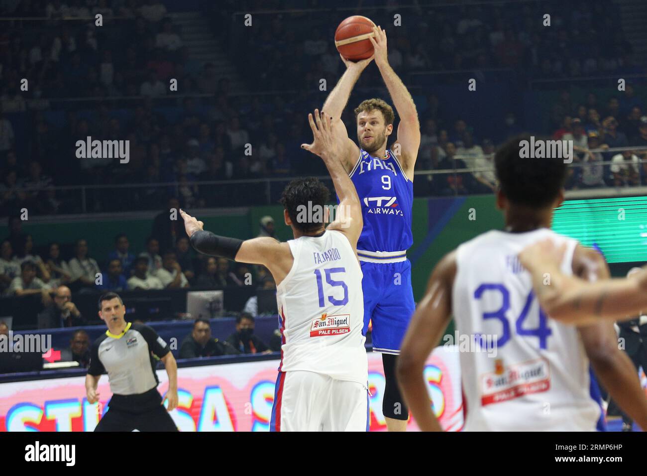 Quezon City, Metro Manila, Philippinen. 29. August 2023. Nicolo Melli (9) aus Italien trifft auf Junemar Fajardo (15) von den Philippinen während des FIBA-WM-Spiels 2023 zwischen Italien (Blau) und den Philippinen (weiß) beim Smart Araneta Coliseum. Italien gewann mit 90:83. (Bild: © Dennis Jerome Acosta/Pacific Press via ZUMA Press Wire) NUR REDAKTIONELLE VERWENDUNG! Nicht für kommerzielle ZWECKE! Stockfoto