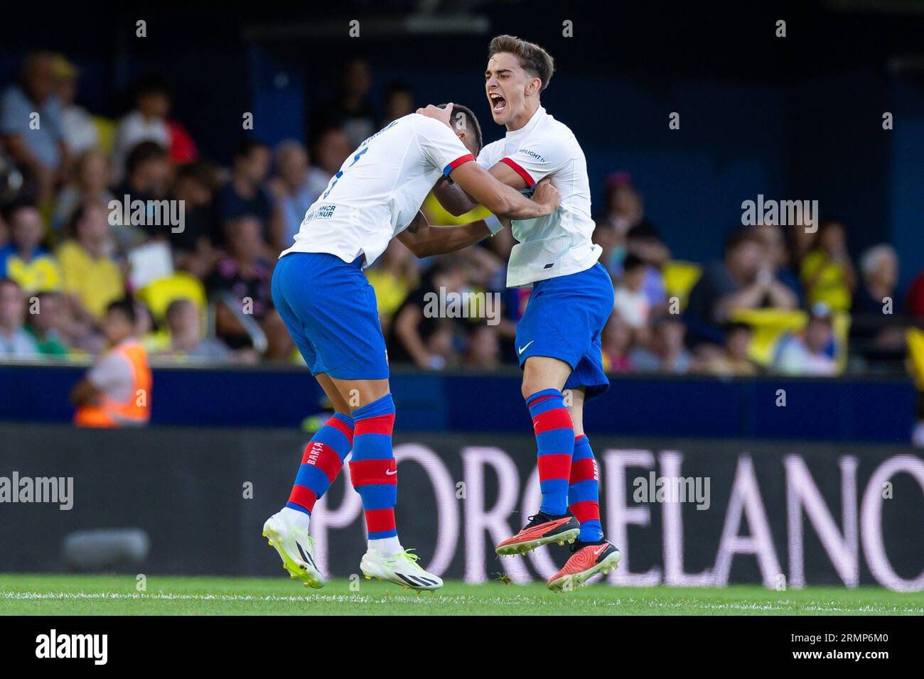 Villarreal, Spanien. 27. August 2023. Gavi vom FC Barcelona feiert ein Tor mit Ferran Torres vom FC Barcelona beim LaLiga EA Sports Match zwischen Villarreal CF und FC Barcelona im Estadio La Ceramica in Villarreal, Spanien. (Bild: © David Ramirez/DAX über ZUMA Press Wire) NUR REDAKTIONELLE VERWENDUNG! Nicht für kommerzielle ZWECKE! Stockfoto