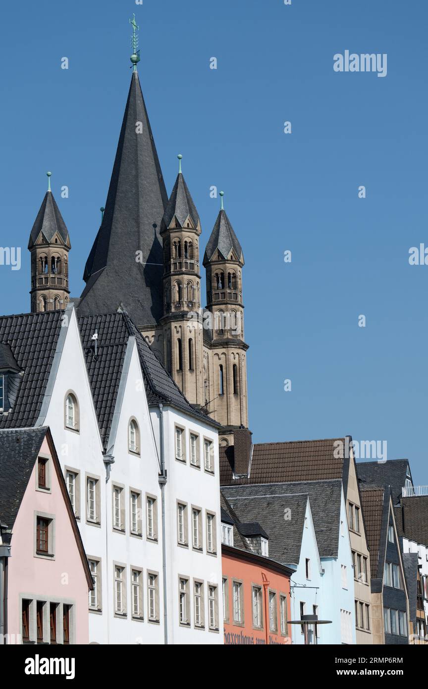 Blick vom rhein auf die engen Altstadthäuser und die Kirche des großen St. martin in der kölner Innenstadt Stockfoto