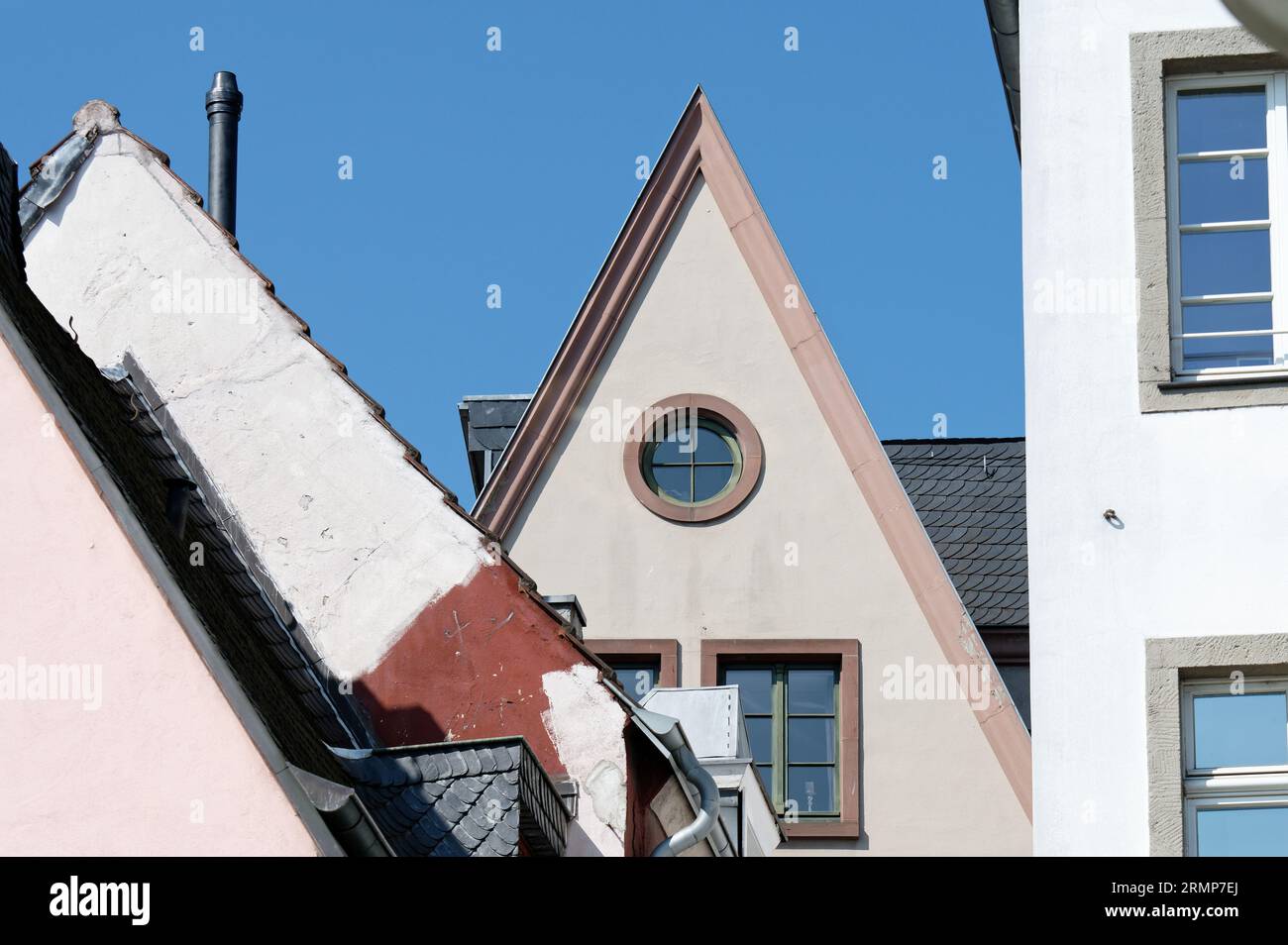 Details eines alten Gebäudes mit typischem steilen Schrägdach in der kölner Altstadt Stockfoto