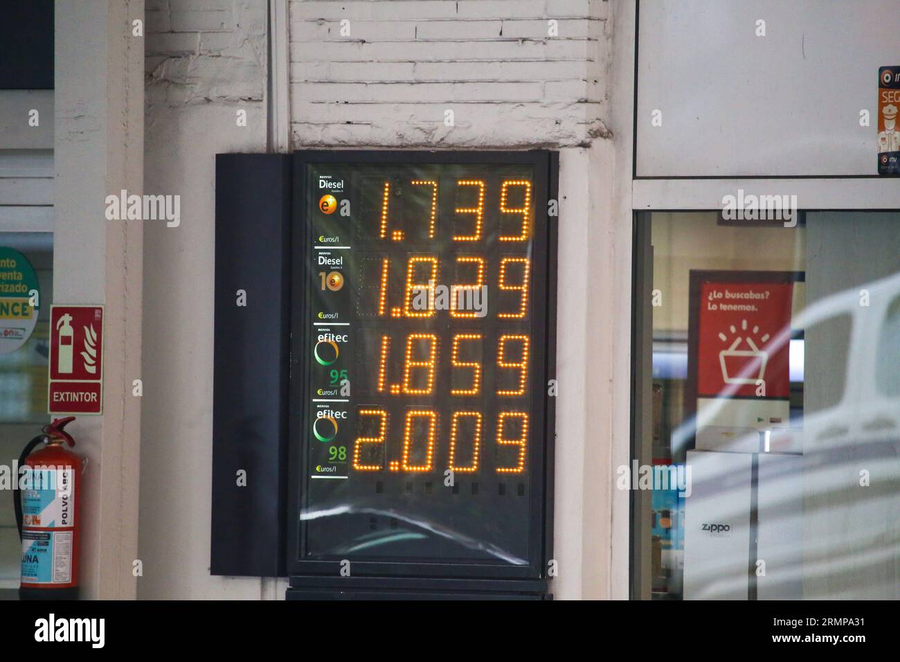 Oviedo, Asturien, Spanien. 29. August 2023. Die Tabelle der Preise für Benzin und Diesel, bei denen die Grenze von 2 Euro pro Liter im Jahr 98 Oktan Benzin während Benzin überwunden wird der Preis übersteigt 1, 8 Euro und Diesel 1,7 Euro nach acht Wochen auf dem Anstieg. (Bild: © Alberto Brevers/Pacific Press über ZUMA Press Wire) NUR REDAKTIONELLE VERWENDUNG! Nicht für kommerzielle ZWECKE! Stockfoto