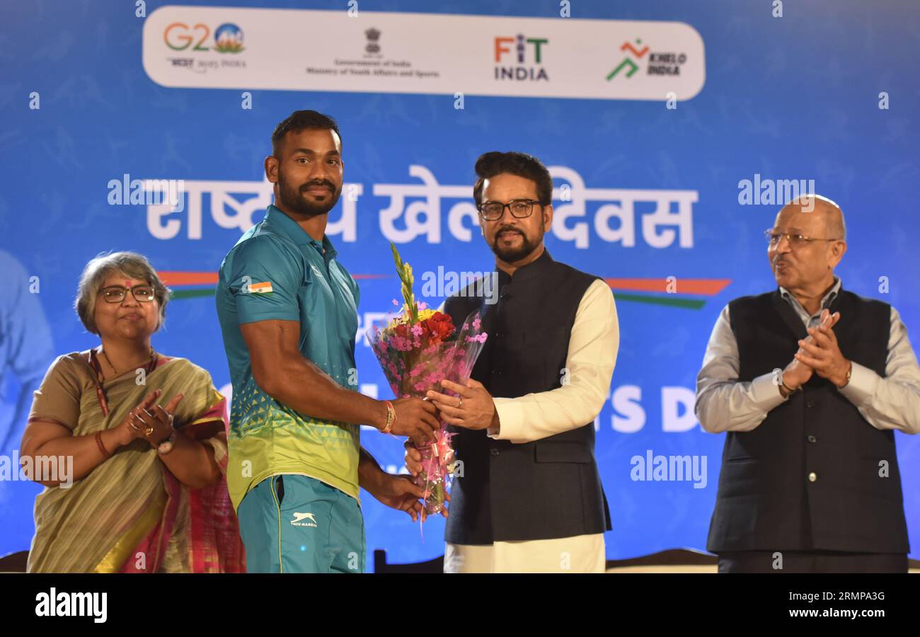 New Delhi, Indien. 29. August 2023. NEW DELHI, INDIEN - AUGUST 29: Unionsminister für Jugend und Sport Anurag Singh Thakur mit Sportsekretärin Sujata Chaturvedi und Boxerin Mary KOM, der indische Athlet Anju Bobby Georage posiert für ein Gruppenfoto mit dem Indian Men's 4x400 m Relay Team während des National Sports Day am 29. August 2023 im JLN Stadium in New Delhi, Indien. (Foto: Sonu Mehta/Hindustan Times/SIPA USA) Credit: SIPA USA/Alamy Live News Stockfoto
