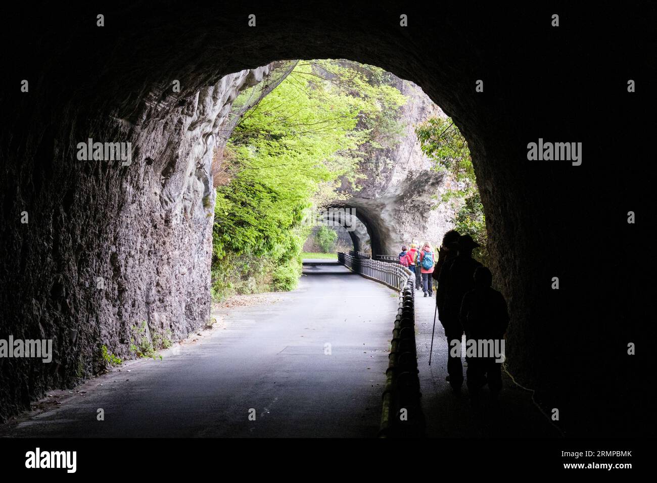 Japan, Kyushu, Yabakei Region. Spaziergang durch den Ao-no-domon Tunnel Stockfoto