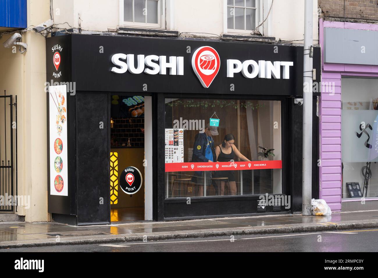 Sushi Point an der A308, eine Restaurantkette mit asiatischen und japanischen Speisen zum Mitnehmen und Filialen in ganz London. England, Großbritannien Stockfoto