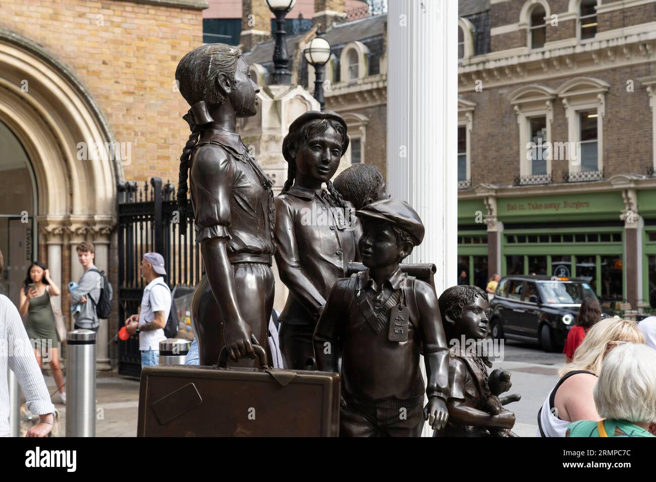 Kindertransport – The Arrival ist eine Bronzeskulptur der geretteten jüdischen Kinder von Frank Meisler vor dem Bahnhof Liverpool Street in London Stockfoto
