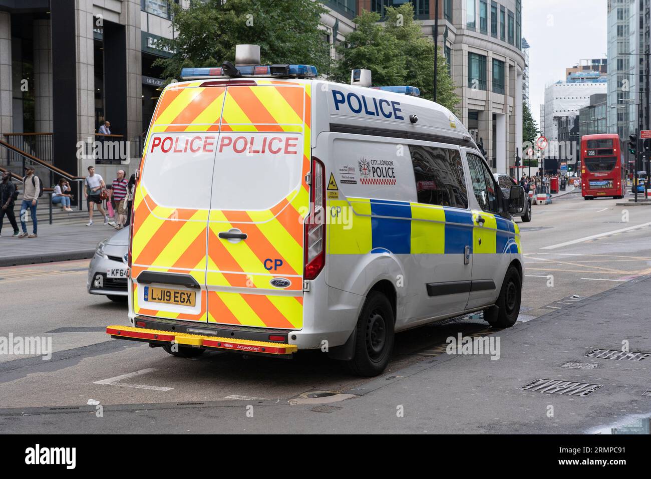 Ein Polizeiwagen parkte auf der A10 in London – Teil der Polizei der City of London. England. Konzept: Kriminalitätsrate, Kriminalitätsforschung Stockfoto