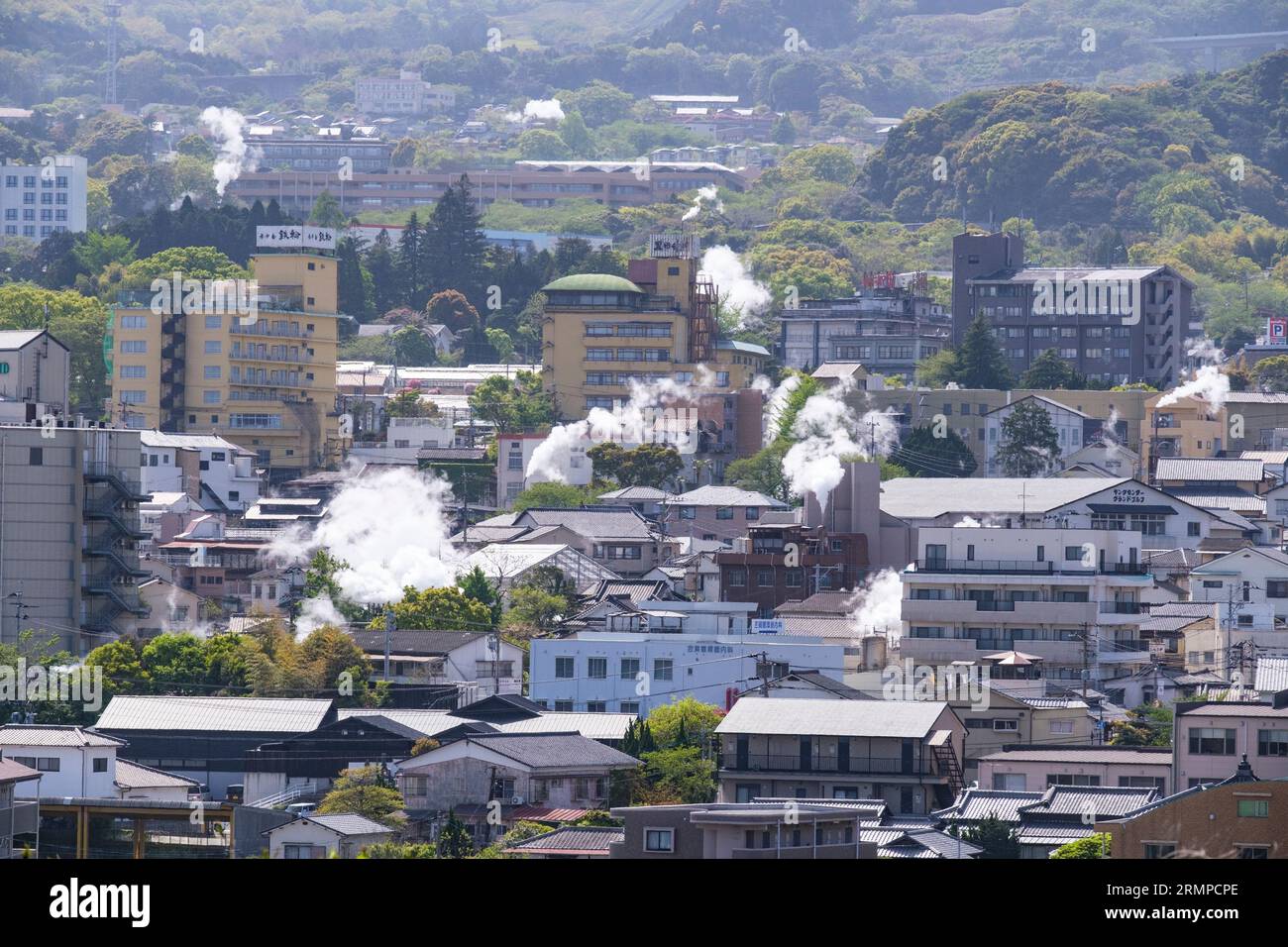 Japan, Kyushu, Beppu. Blick auf den von Hot Springs produzierten Dampf in der Stadt. Stockfoto
