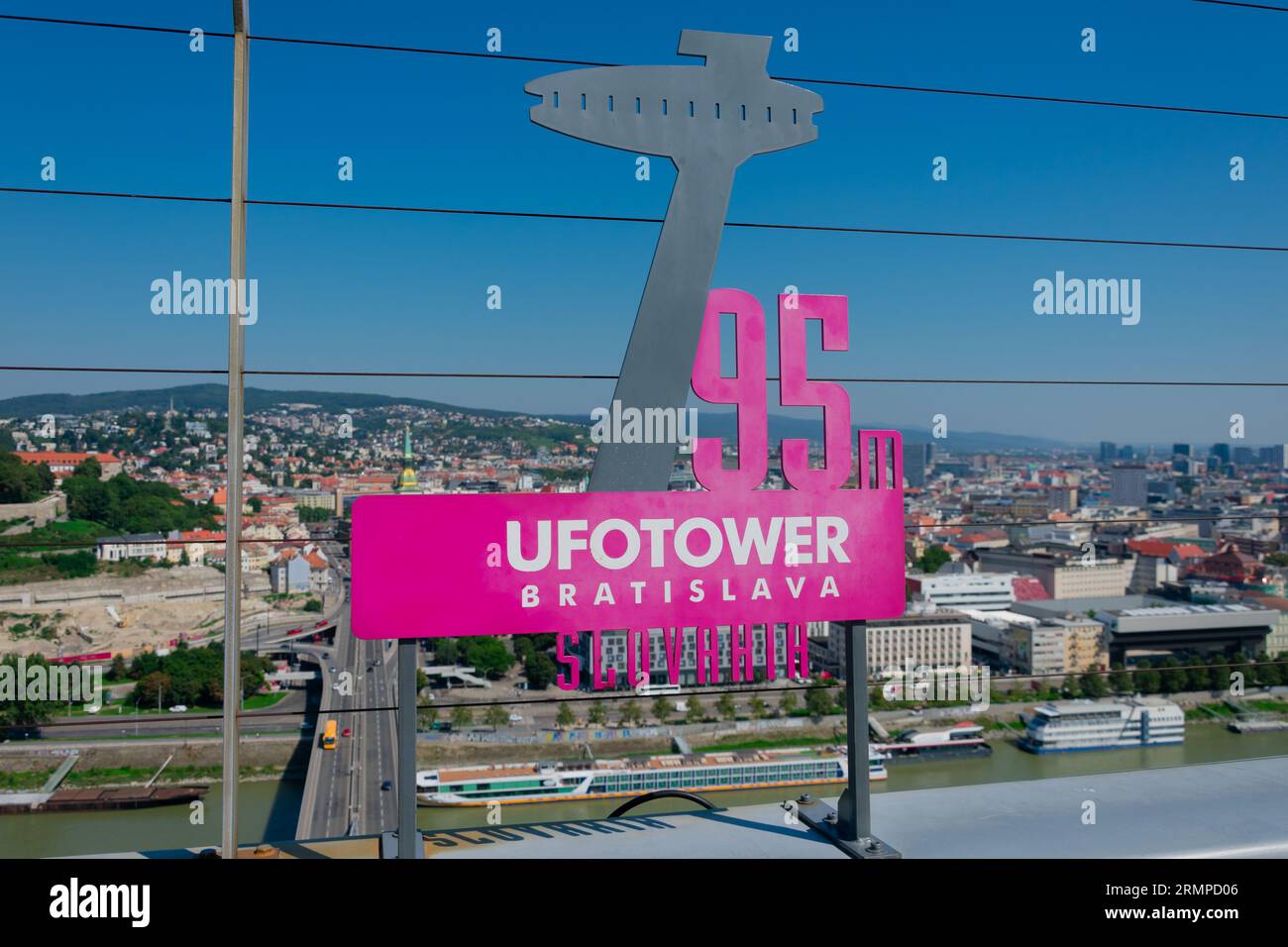 Bratislava, Slowakei. August 2023. Brücke des Slowakischen Nationalaufstandes, MOST SNP oder UFO-Brückenschild, Altstadt im Hintergrund Stockfoto