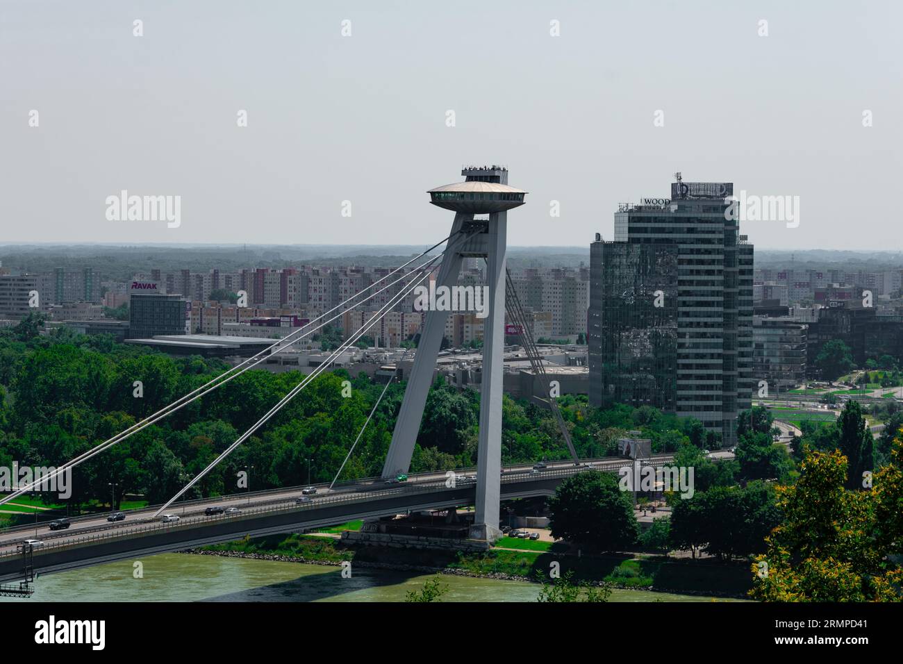 Bratislava, Slowakei. August 2023. Brücke des Slowakischen Nationalaufstandes, MOST SNP oder UFO-Brücke, eine Straßenbrücke über die Donau mit einem Restau Stockfoto