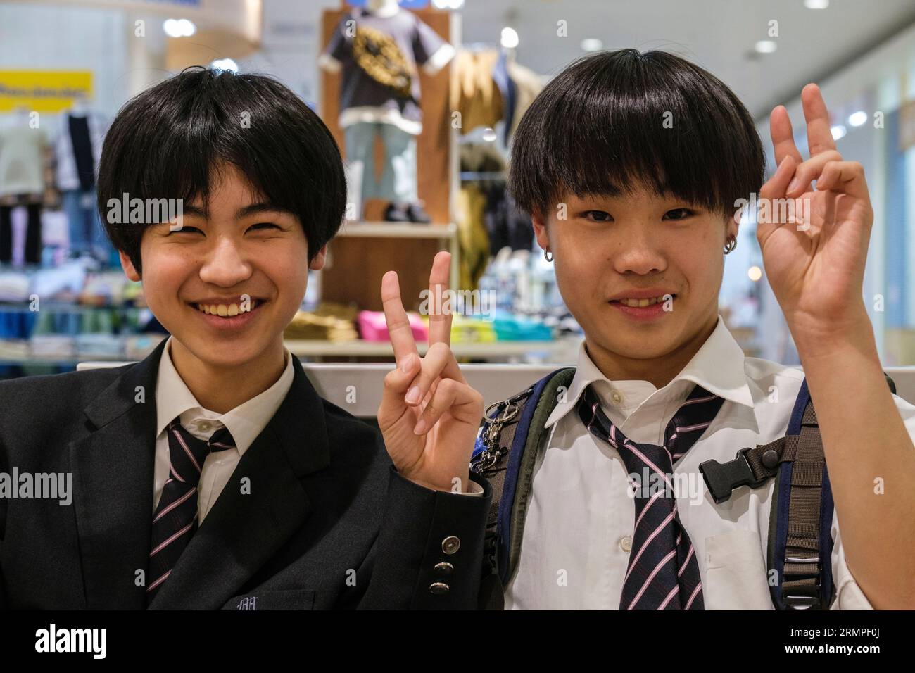 Japan, Kyushu, Beppu. Japanische Teenager-Studenten posieren für Picture. Stockfoto