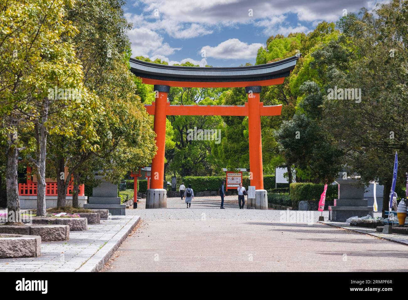 Japan, Kyushu. Torii Gate am Eingang zum USA Jingu Shinto Schrein. Stockfoto