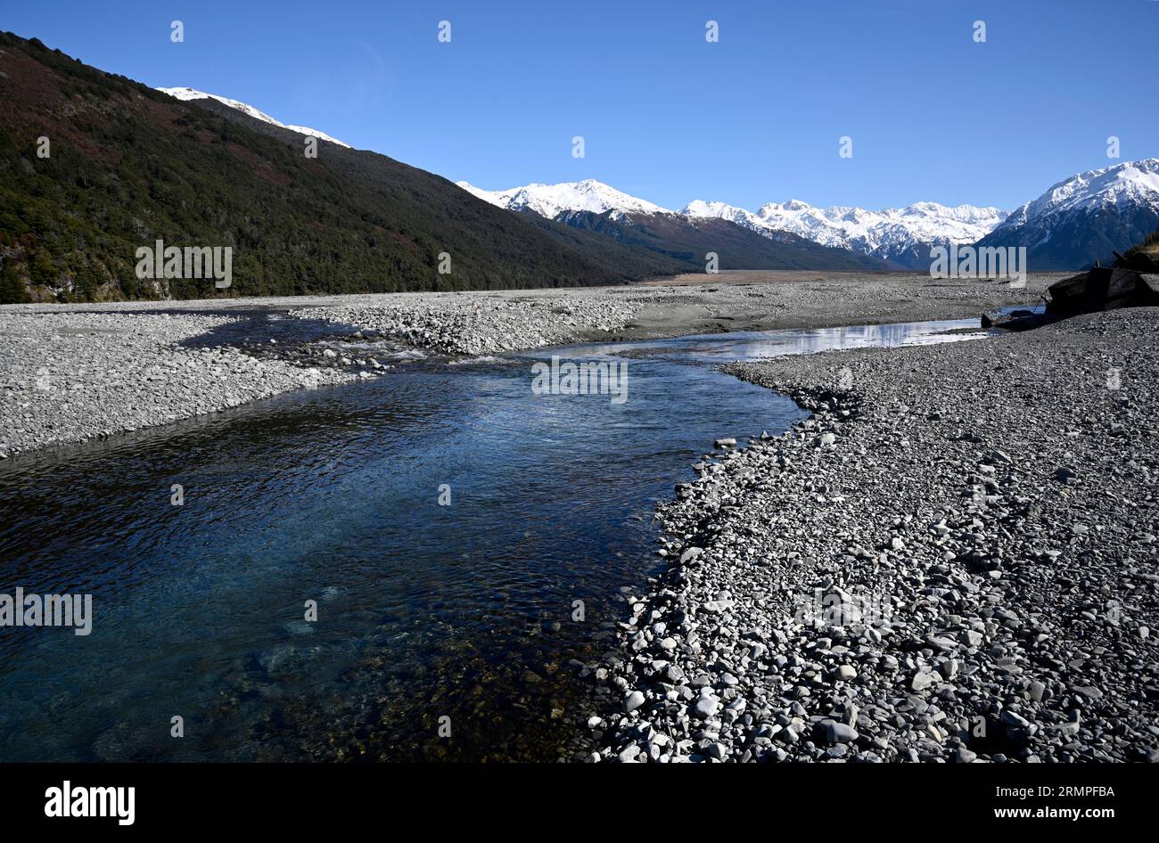 Waimakariri River Panorama mit Schnee auf den Südalpen, Canterbury, Neuseeland. Berühmt für Jet-Boot-Touren. Stockfoto