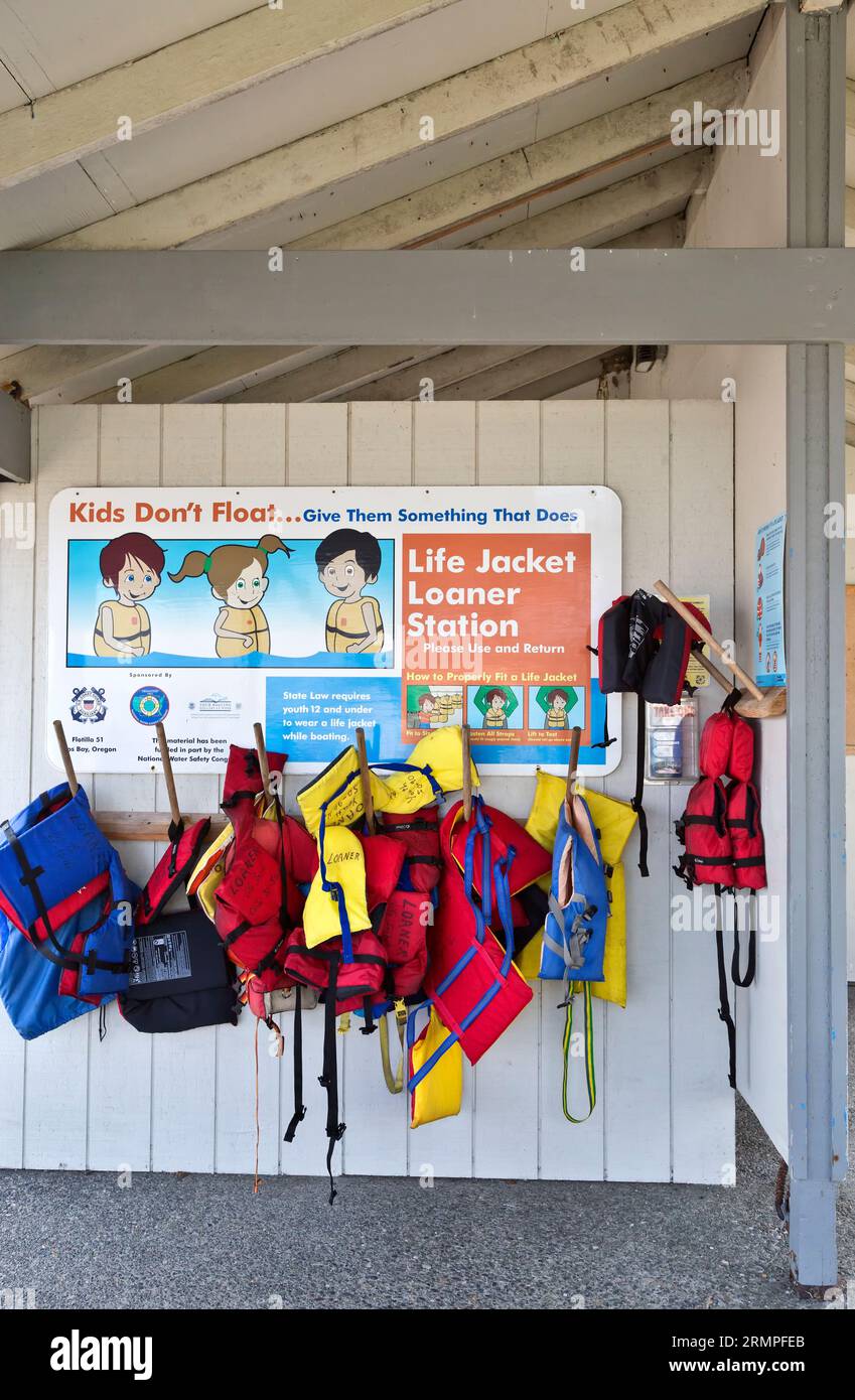 Life Preserver Loaner Station, National Water Safety, State Law verlangt, dass Jugendliche bis 12 Jahre eine Schwimmweste beim Bootfahren tragen. Stockfoto