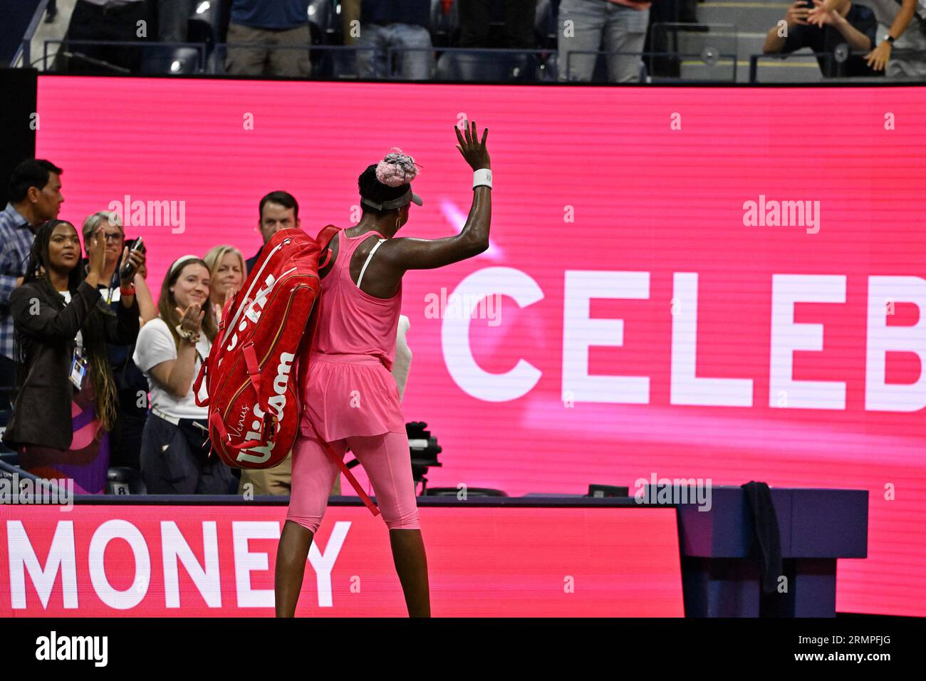 New York, Usa. 29. August 2023. US Open Flushing Meadows 29/08/2023 Tag 2 Wildcard Venus Williams (USA) in schockierender pinkfarbener „Nachtruhe“ verliert peinlich in nur einer Stunde 13 Minuten das erste Spiel 6-1 6-1 gegen Qualifier Greet Minnen (BEL) und „wandert in den Sonnenuntergang“ Credit: Roger Parker/Alamy Live News Stockfoto