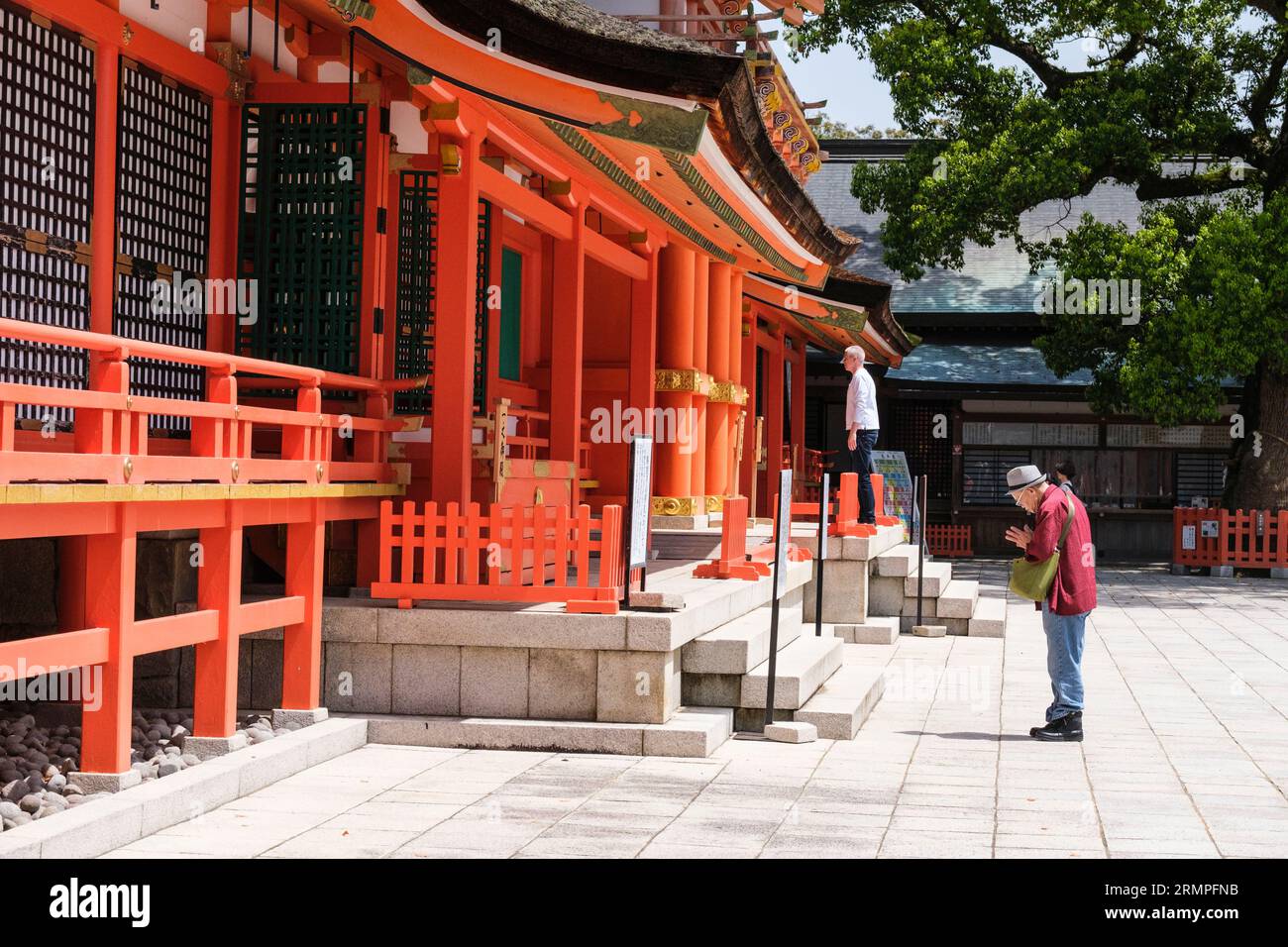 Japan, Kyushu. Anbeter beten am Jingu Shinto-Schrein der USA, Japans wichtigstem Shinto-Schrein. Stockfoto
