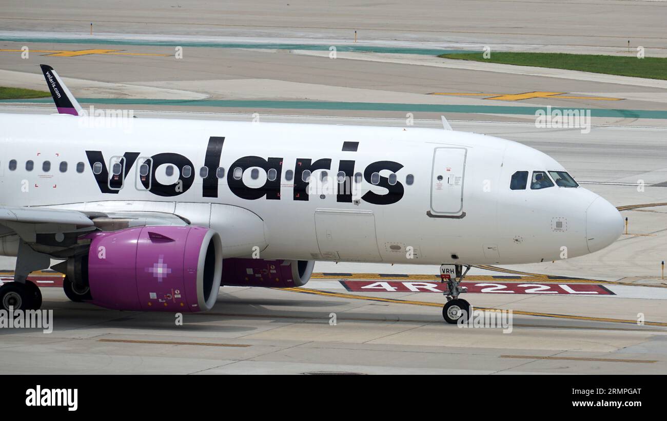 Der Volaris Airbus A320 fährt nach der Landung auf dem Chicago Midway International Airport auf der Landebahn. Stockfoto