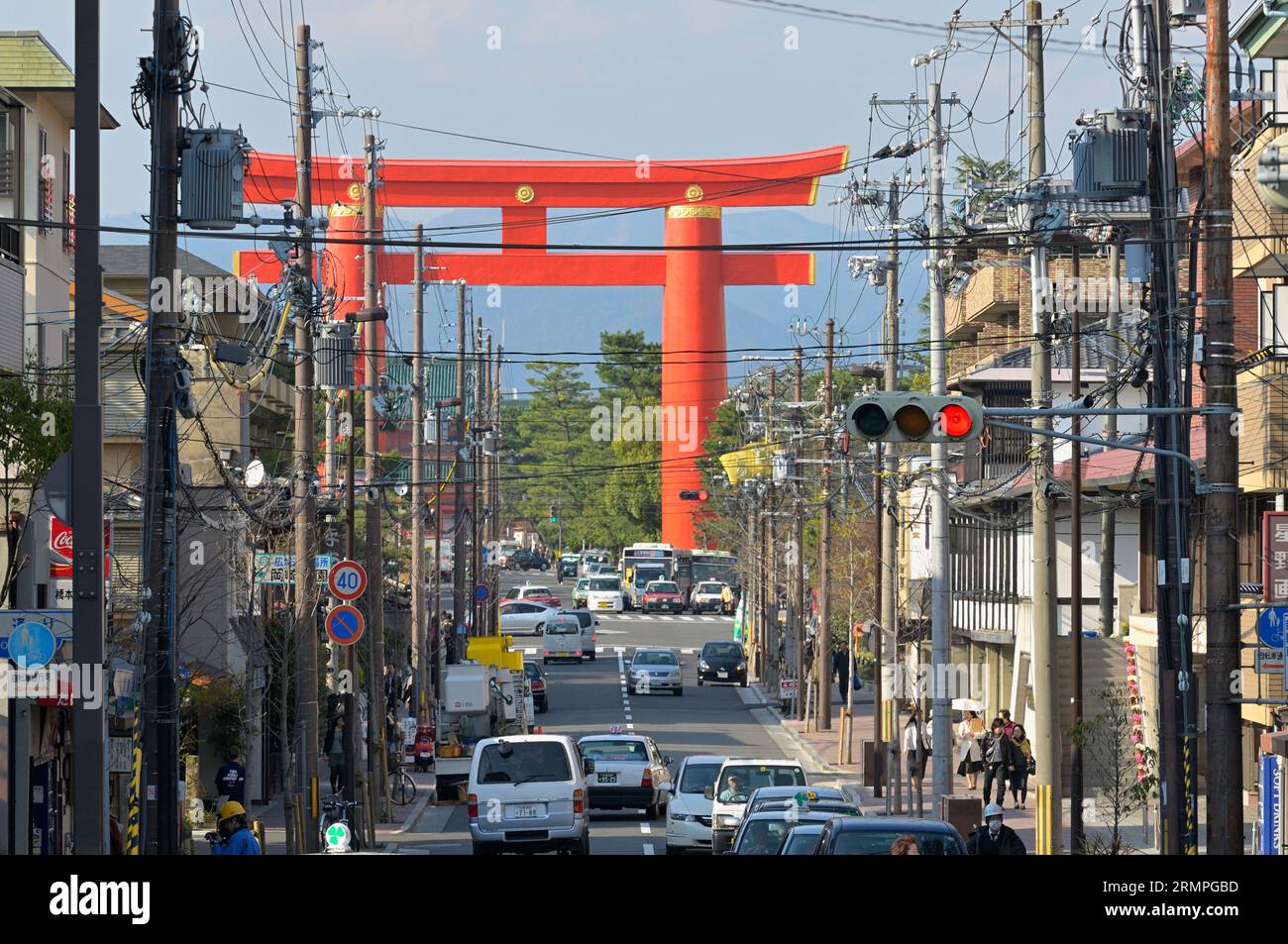 Die ersten äußeren Tor Torii Heian-Jingu Schrein, Kyoto, JP Stockfoto