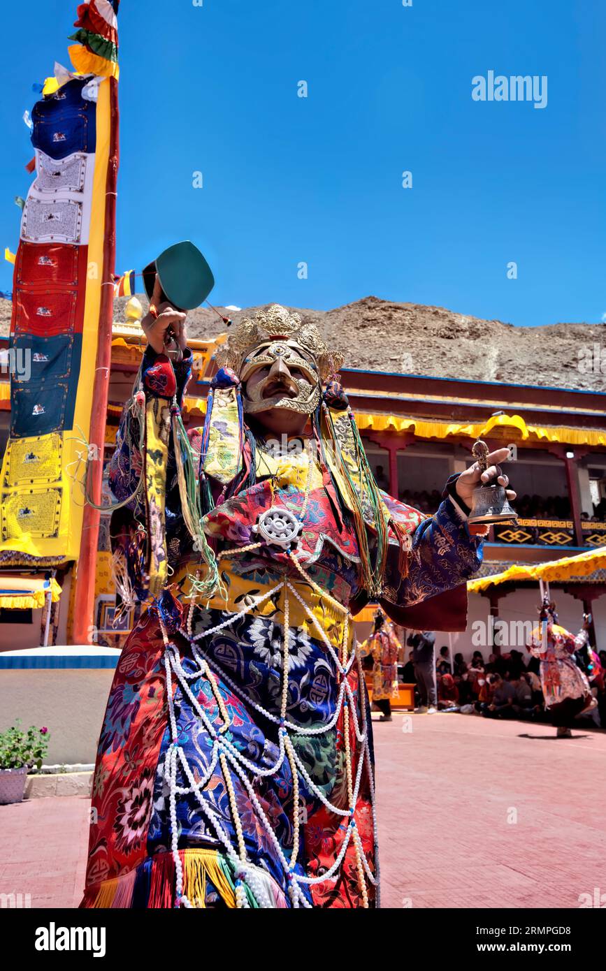 Maskierter Mönch tanzt beim Takthok Tsechu Festival in Sakti, Ladakh, Indien Stockfoto