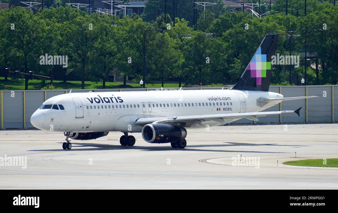 Der Volaris Airbus A320 fährt nach der Landung auf dem Chicago Midway International Airport auf der Landebahn. Stockfoto