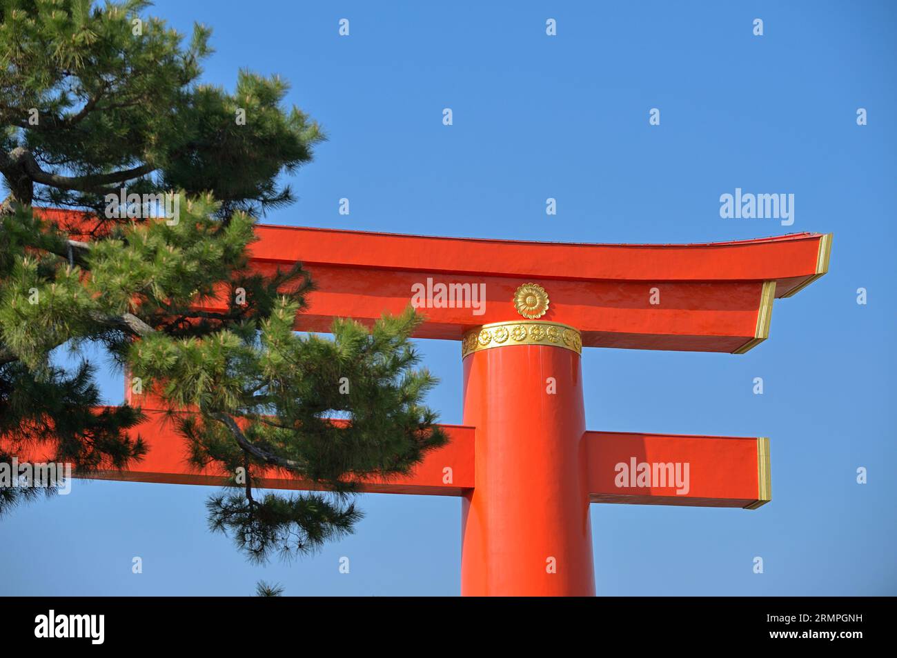 Die ersten äußeren Tor Torii Heian-Jingu Schrein, Kyoto, JP Stockfoto