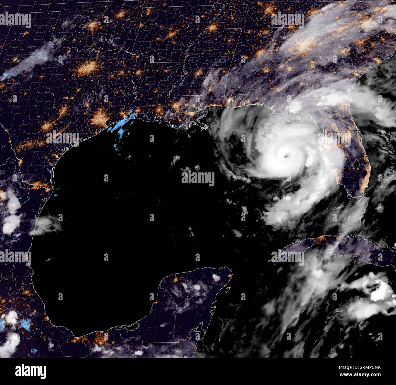 Miami, Usa. 29. August 2023. NOAA GEOS-East-Satellitenbild, das den Hurrikan Idalia zeigt, der sich der Westküste Floridas nähert, während er den Golf von Mexiko aufwärts bewegt und starke Winde und eine potenzielle Sturmflut von 10 bis 15 Fuß in die Big Bend Area bringt, 29. August 2023. Quelle: NESDIS/STAR/NOAA/Alamy Live News Stockfoto