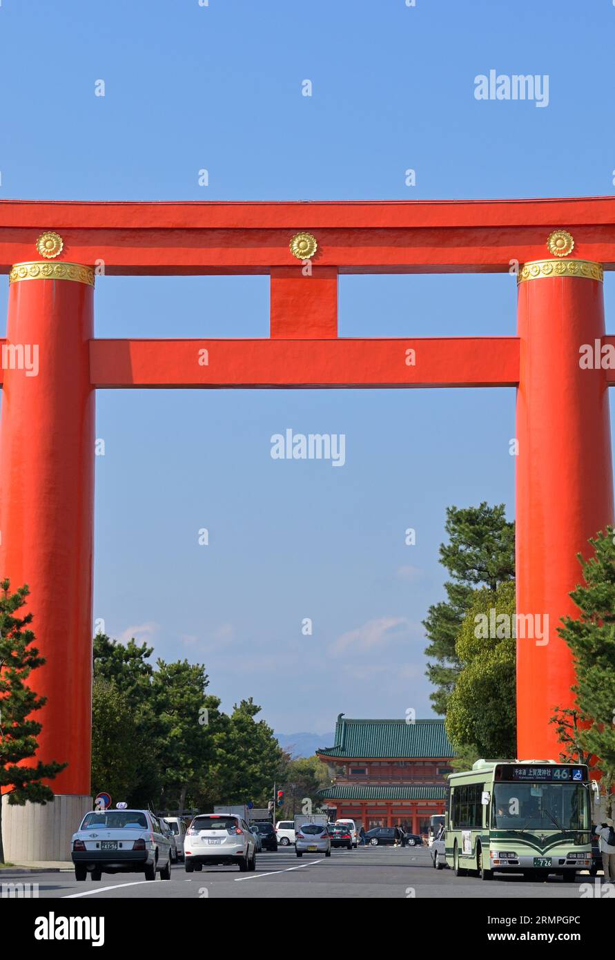 Die ersten äußeren Tor Torii Heian-Jingu Schrein, Kyoto, JP Stockfoto