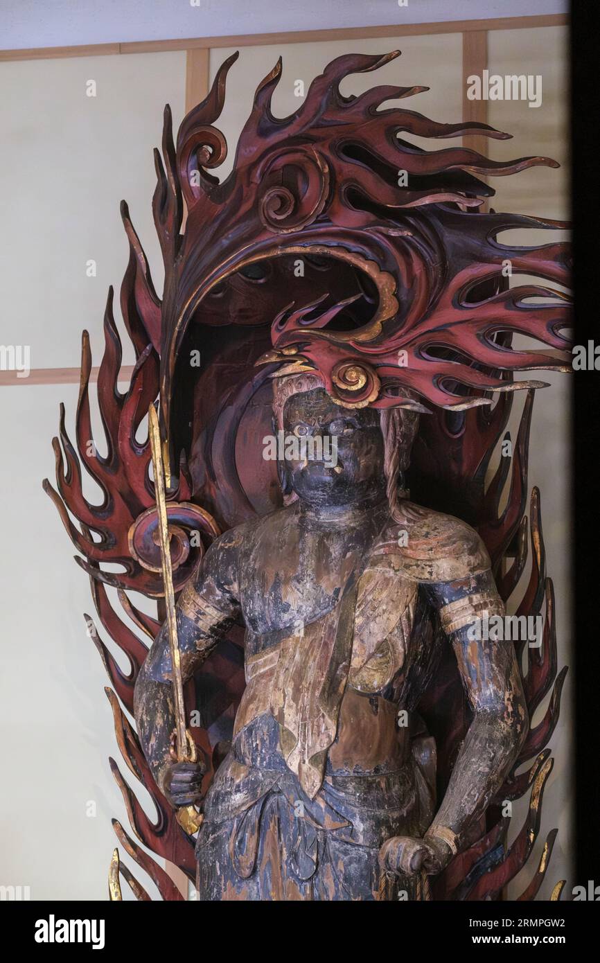 Japan, Kyushu. Makiodo mit Statuen von Fudo Myoo und Phoenix, einer Shinto-buddhistischen Gottheit. Stockfoto