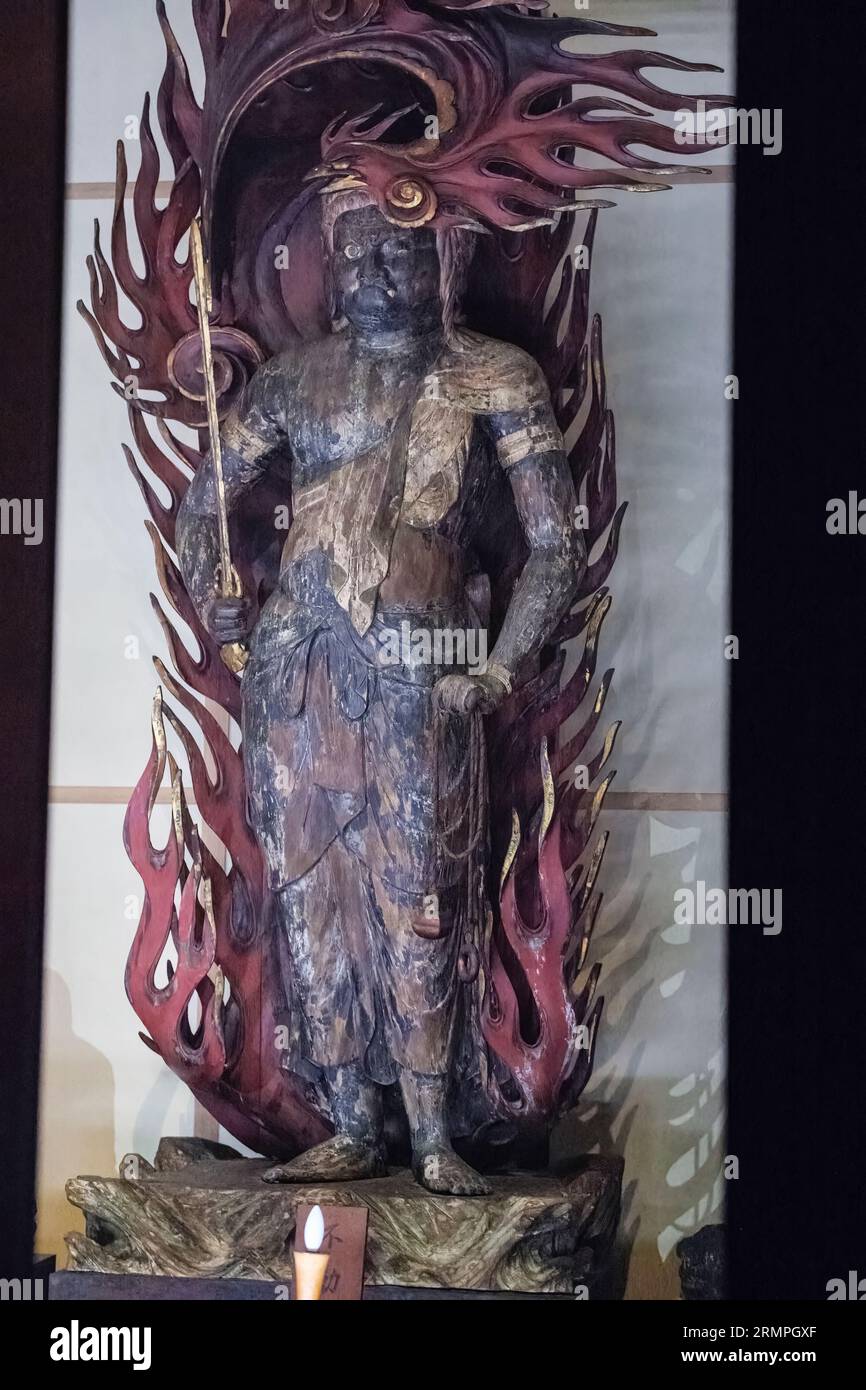 Japan, Kyushu. Makiodo mit Statuen von Fudo Myoo und Phoenix, einer Shinto-buddhistischen Gottheit. Stockfoto