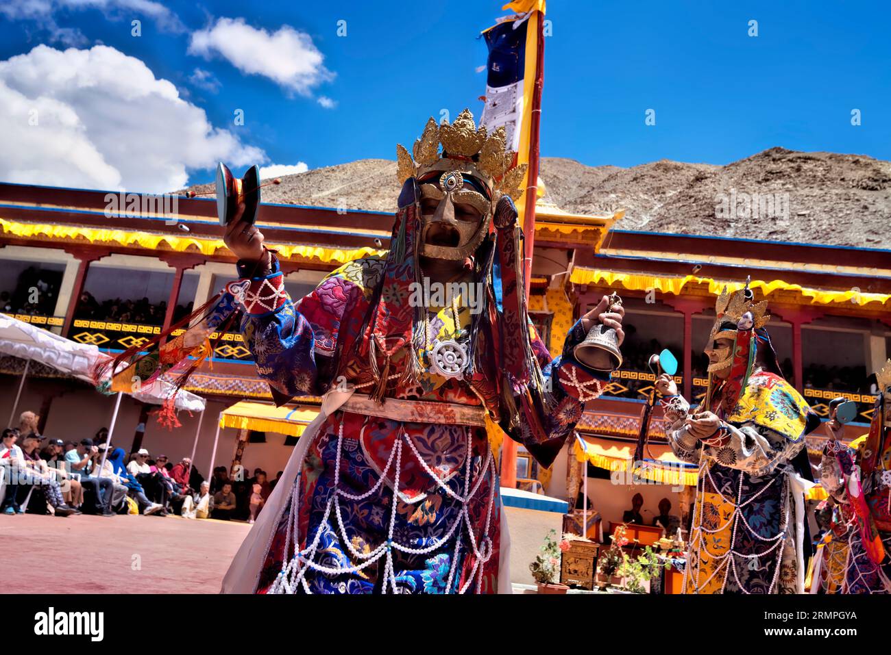 Maskierte Mönche tanzen beim Takthok Tsechu Festival in Sakti, Ladakh, Indien Stockfoto