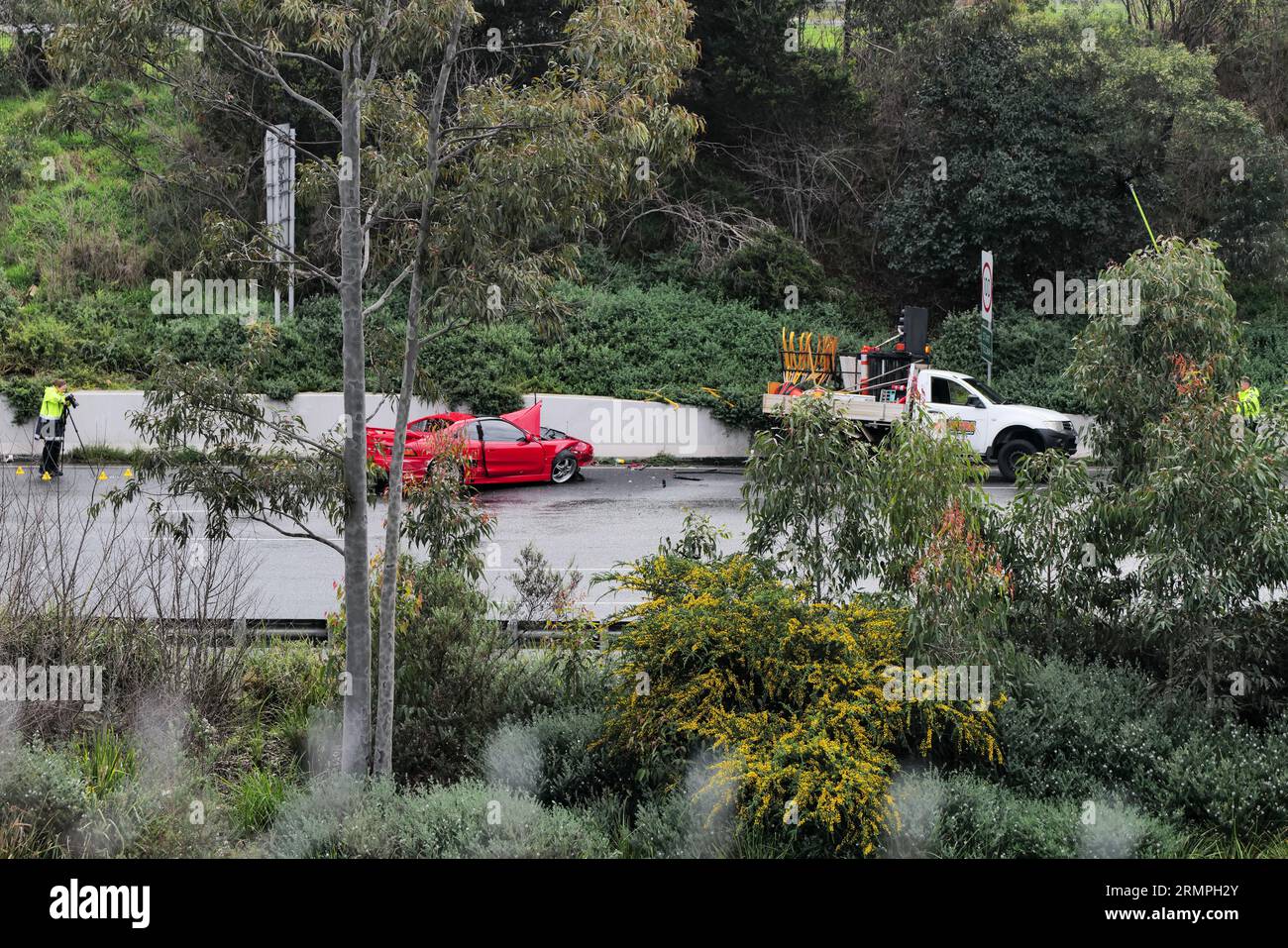 Melbourne, Victoria, Australien. Am 30. August 2023 befindet sich Ein 27-Jähriger in Polizeigewahrsam, nachdem er kurz nach Mitternacht die Kontrolle über seinen Toyota verlor, nahe dem Eingang der Alexandra Parade/Hoddle Street zum Eastern Freeway in Clifton Hill, Melbourne, Victoria, Australien. Mir wurde berichtet, dass der Straßenarbeiter allein in einer nassen dunklen Nacht arbeitete und fehlerhafte Straßenbeleuchtung fotografierte, als der Toyota die Kontrolle verlor und mehrmals auf die Unfallbarriere traf, bevor er auf den Straßenarbeiter stieß. Der Tatort bleibt 12 Stunden nach dem Vorfall geschlossen. Quelle: Joshua Preston/Alamy Live News. Stockfoto