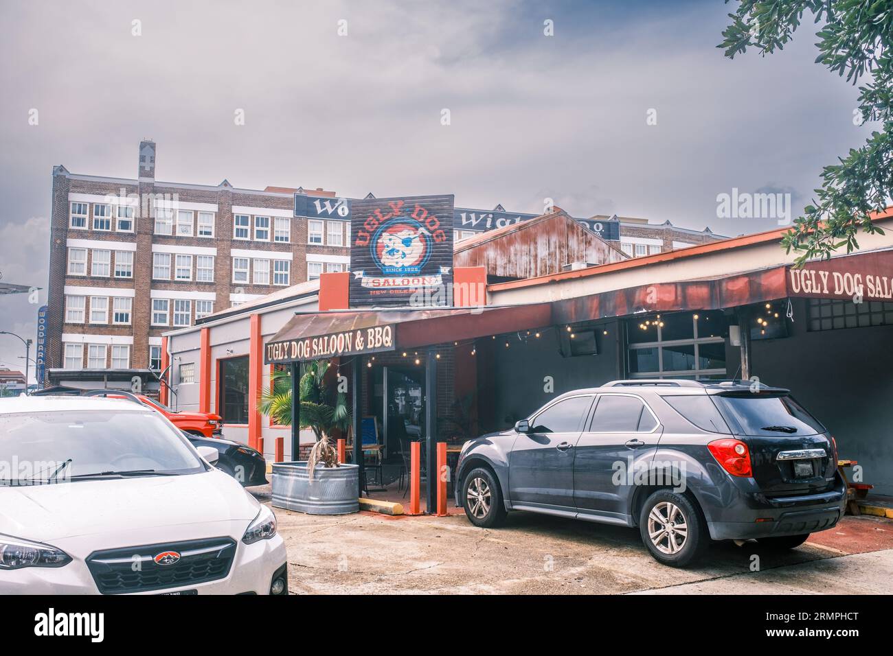 NEW ORLEANS, LA, USA - 21. AUGUST 2023: Ugly Dog Saloon and BBQ Restaurant in the Warehouse District Stockfoto